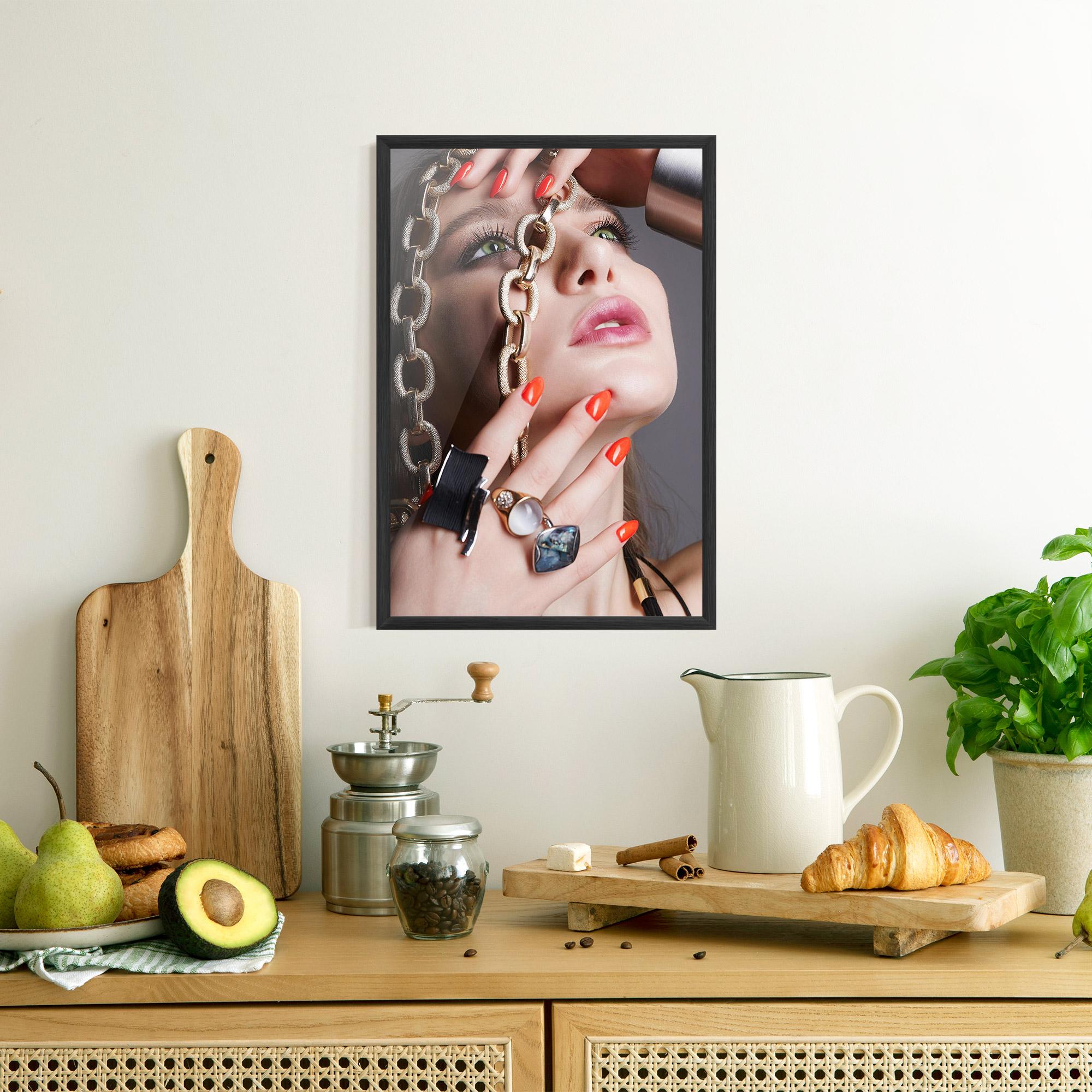 Poster Înrămat Big Chain Woman mockup 8