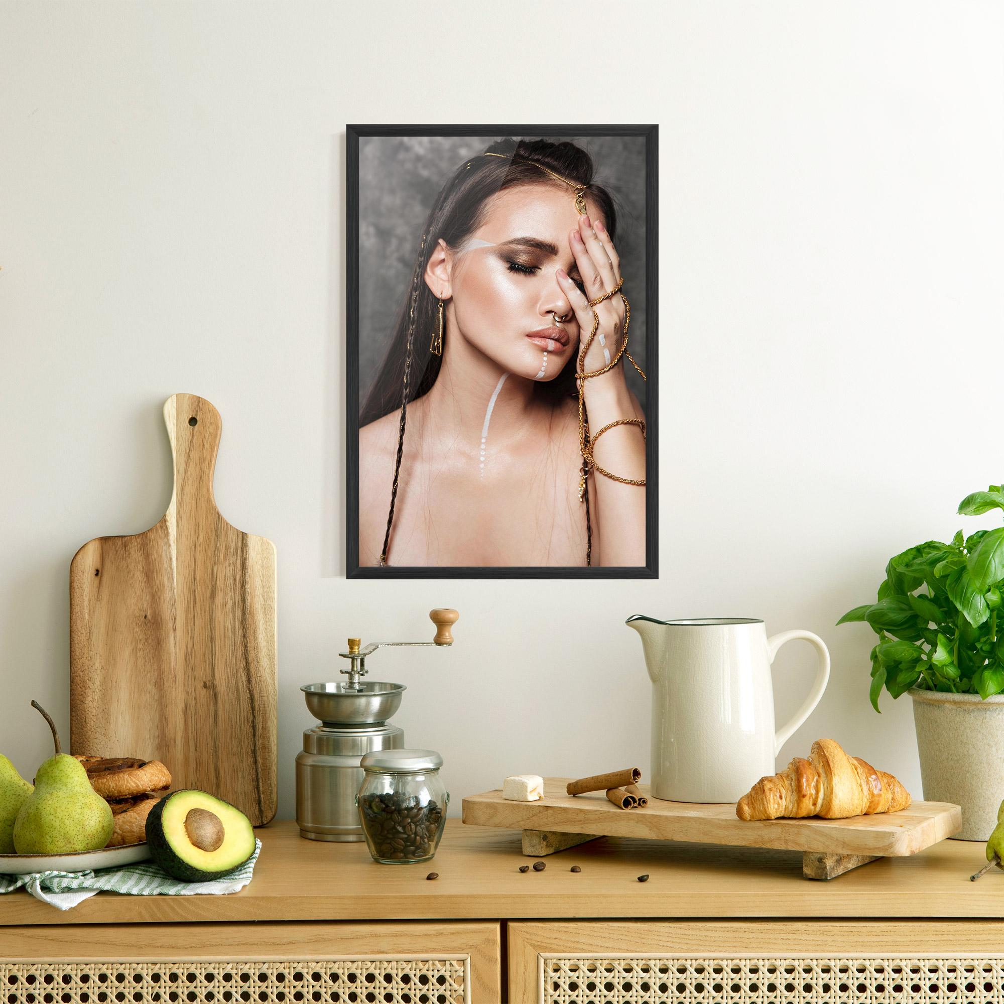 Poster Înrămat Gold Hand Accessory mockup 8