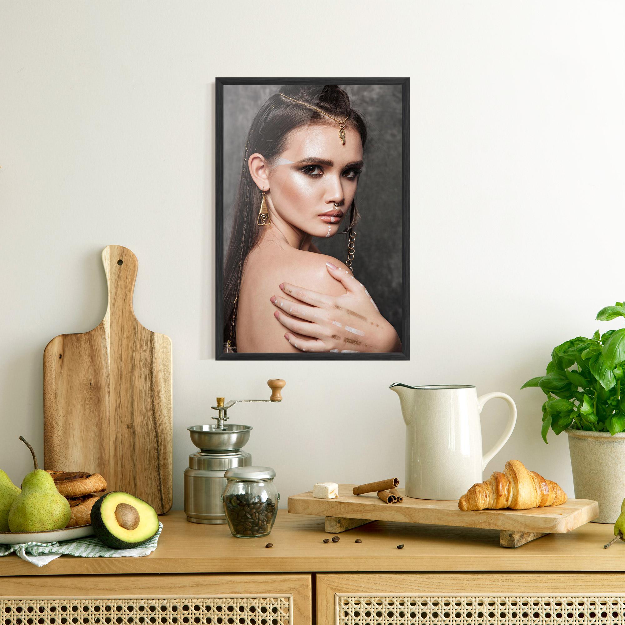 Poster Înrămat Gold Triangle Earring mockup 8