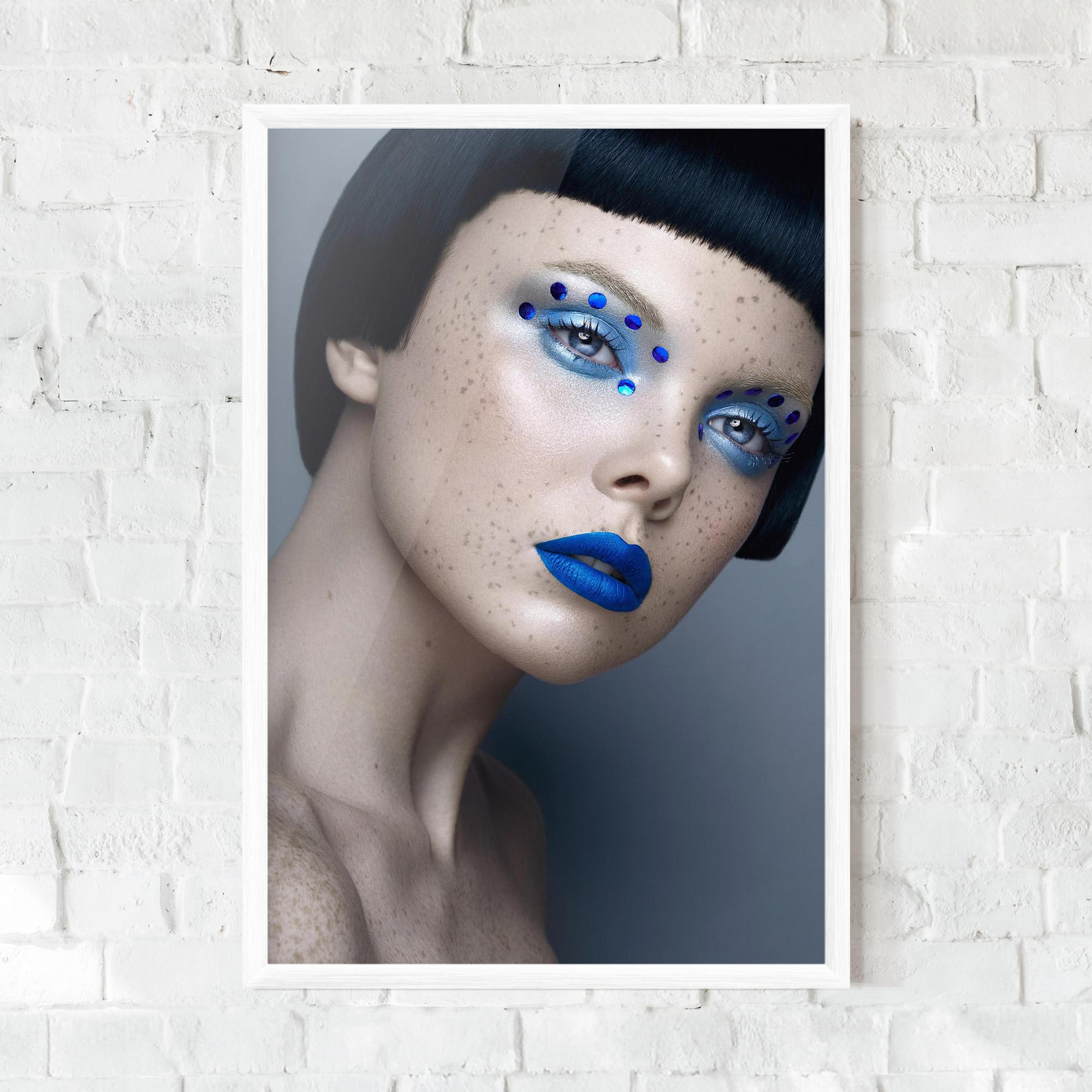 Poster Înrămat Pretty Blue Makeup mockup 0