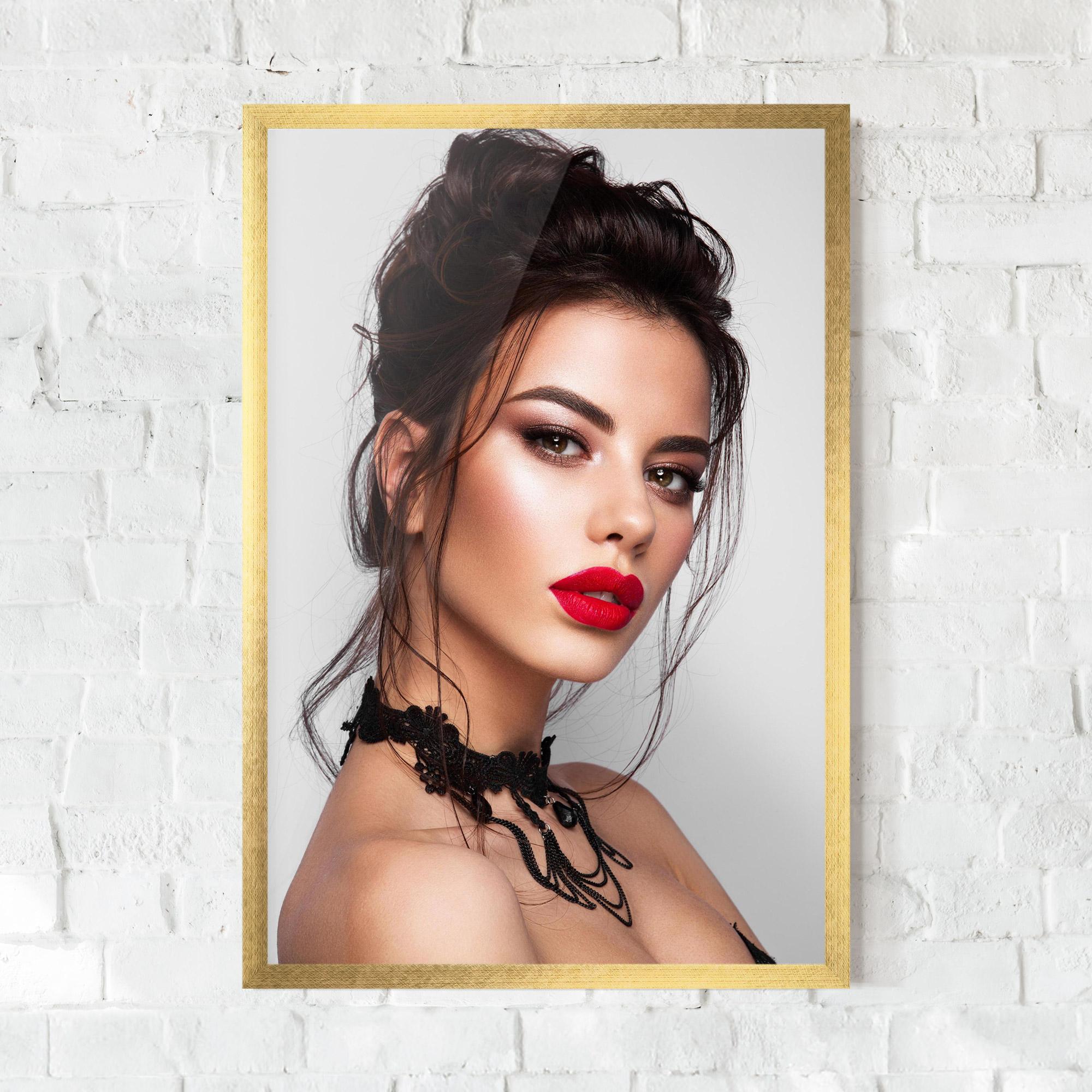 Poster Înrămat Pretty Brunette Makeup mockup 0
