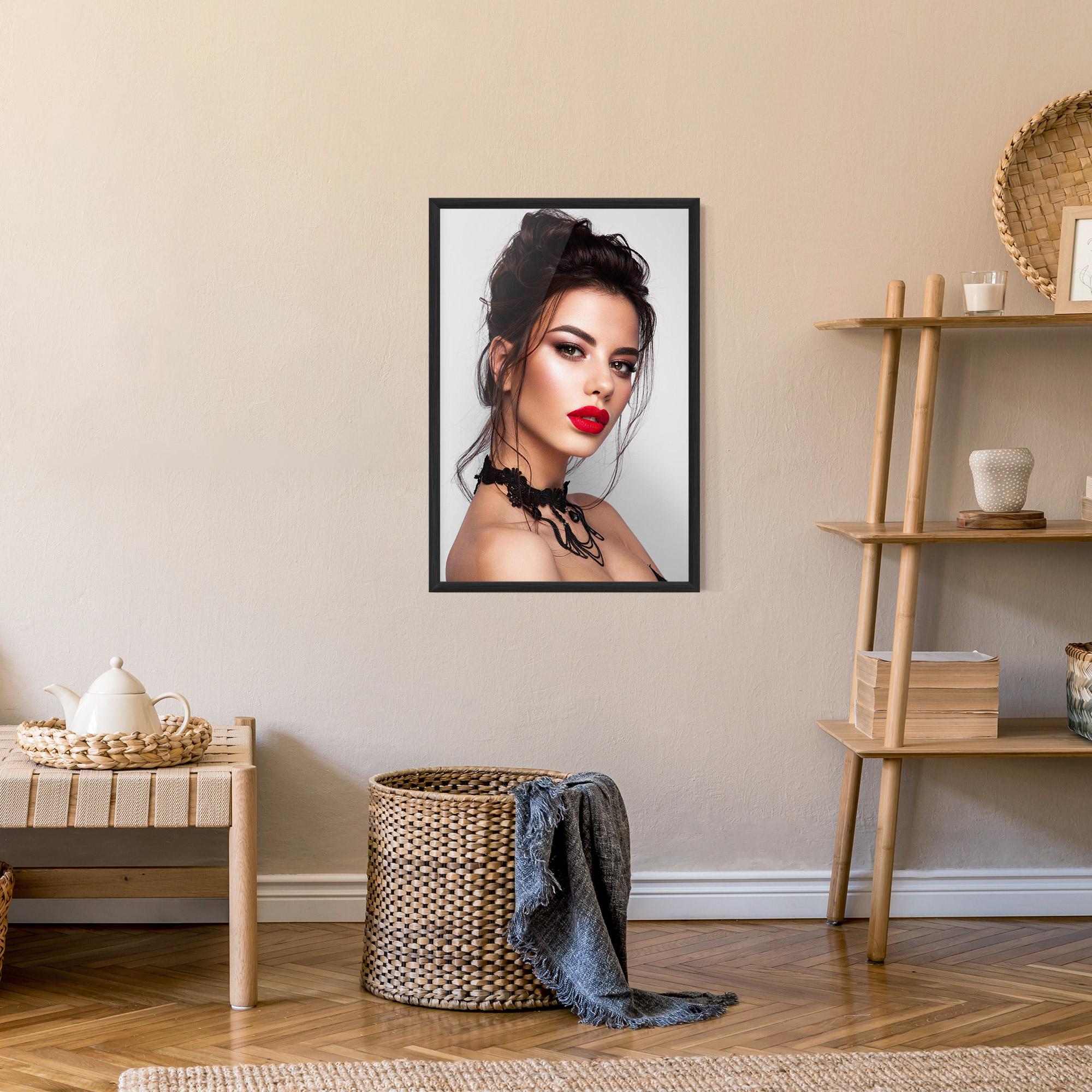 Poster Înrămat Pretty Brunette Makeup mockup 9