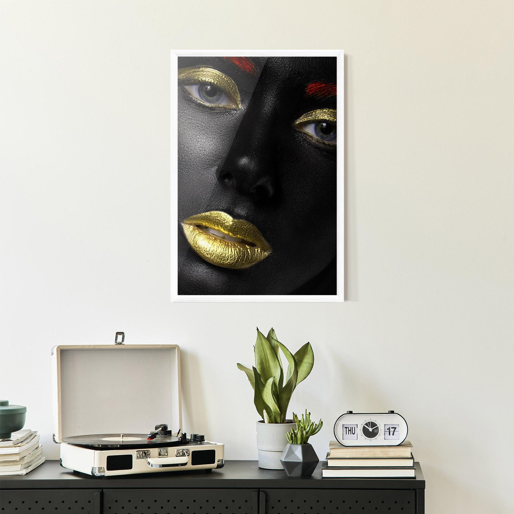Poster Înrămat Gold Make Up And Lips mockup 2