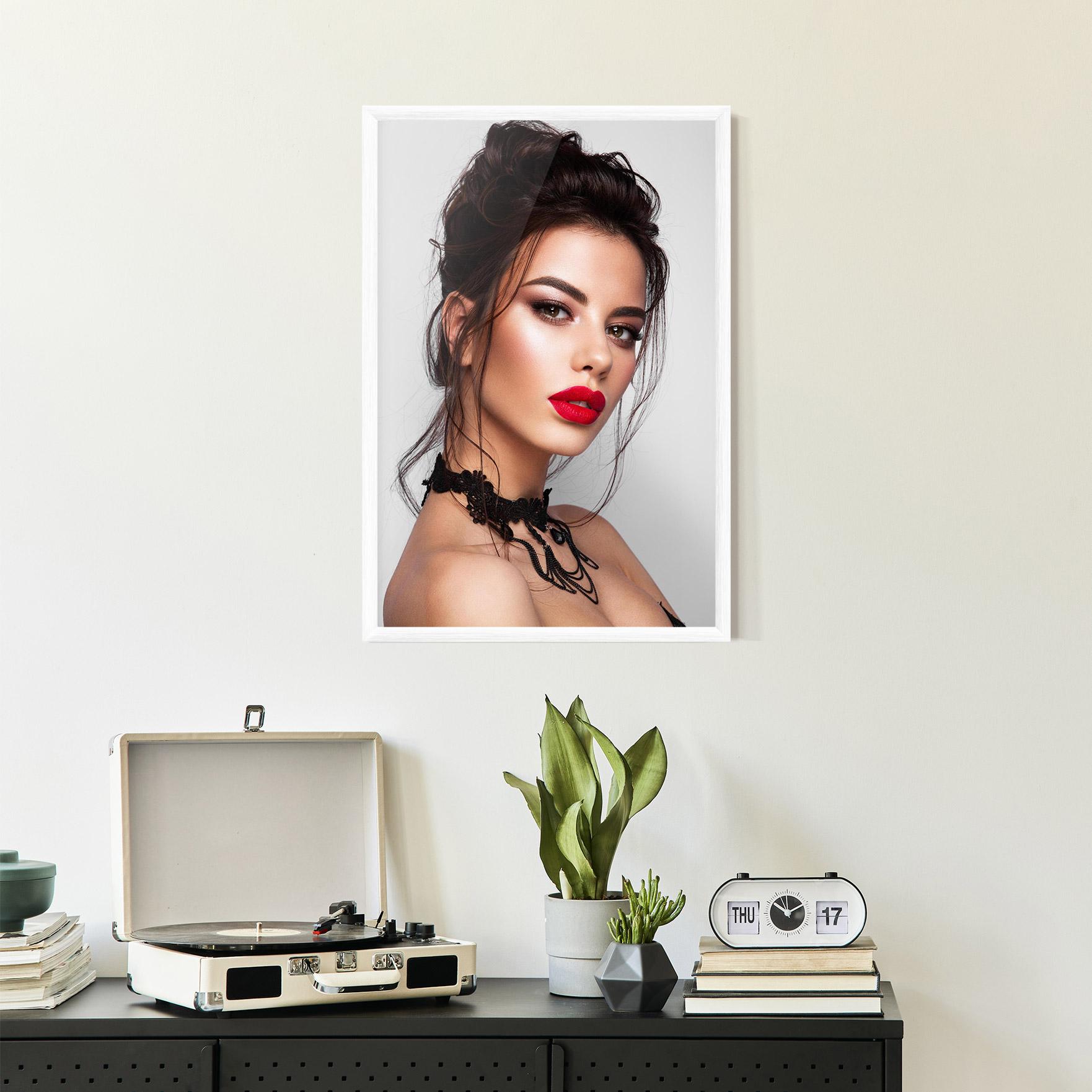 Poster Înrămat Pretty Brunette Makeup mockup 2