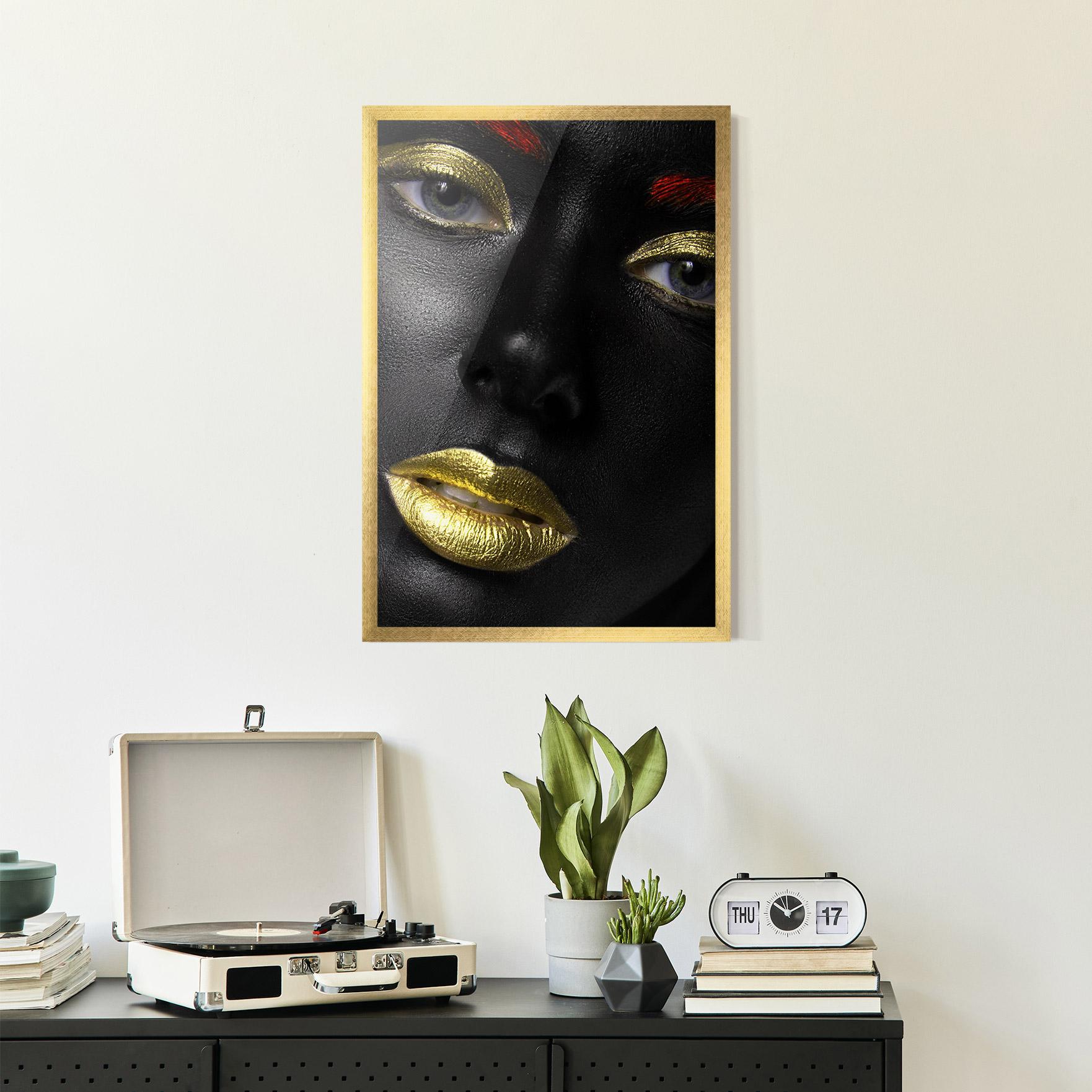 Poster Înrămat Gold Make Up And Lips mockup 2