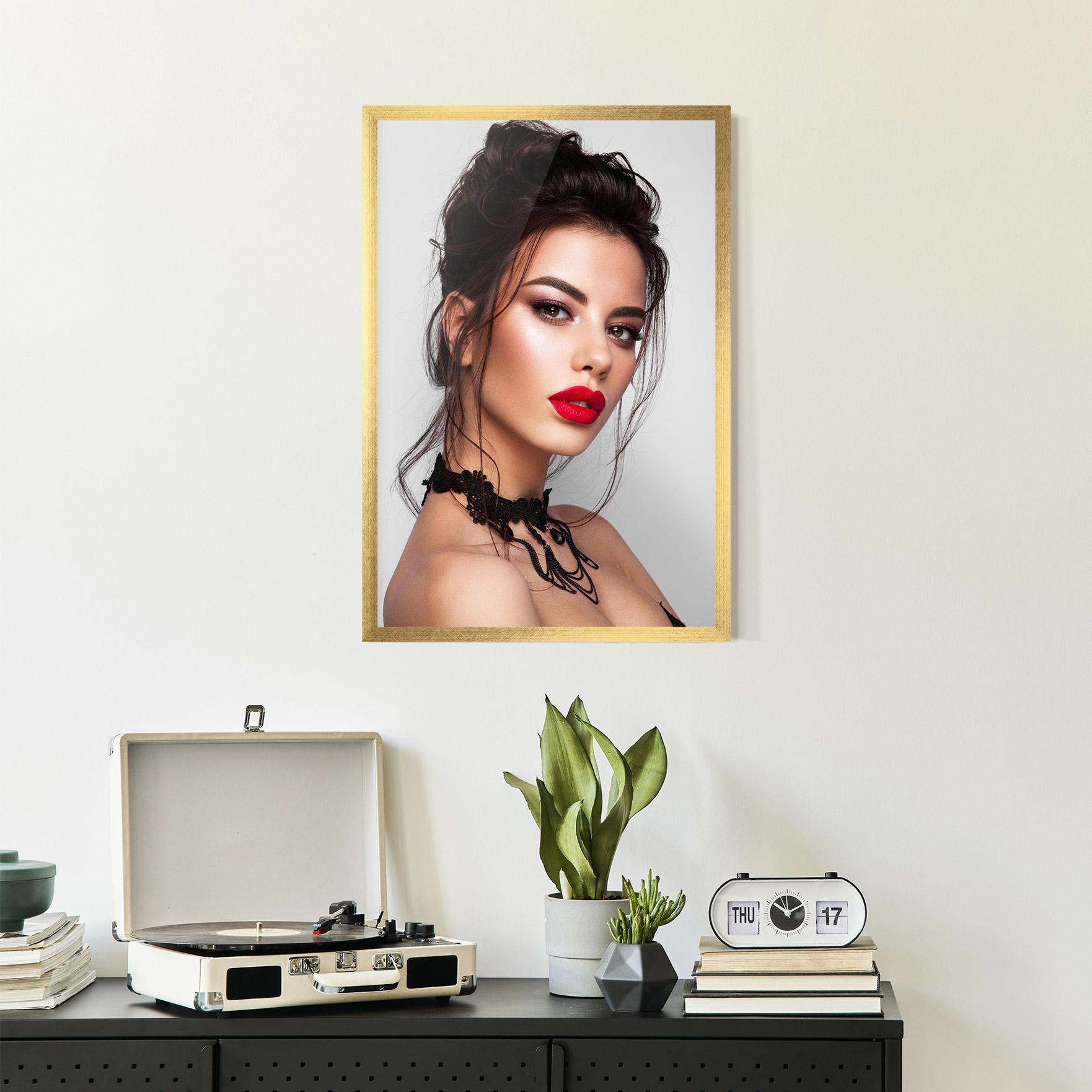 Poster Înrămat Pretty Brunette Makeup mockup 2