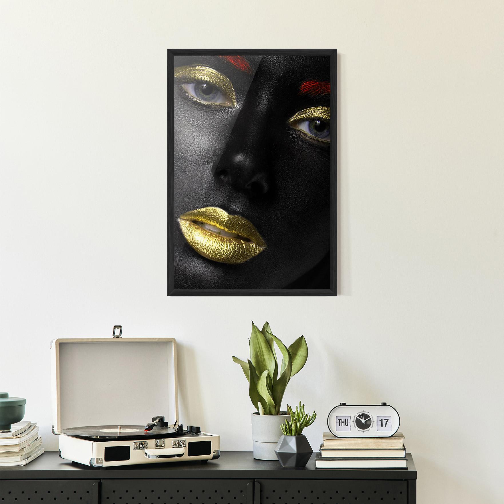 Poster Înrămat Gold Make Up And Lips mockup 2