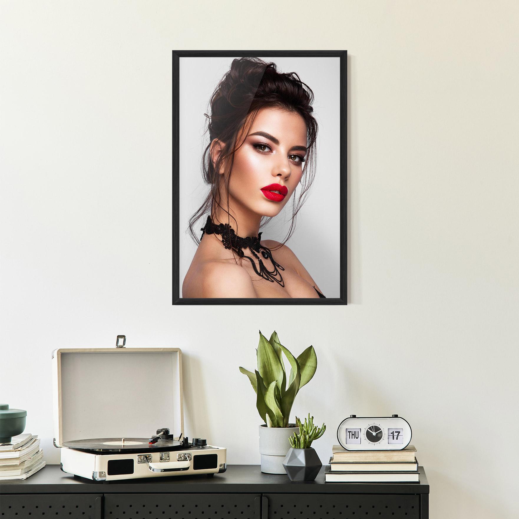 Poster Înrămat Pretty Brunette Makeup mockup 2