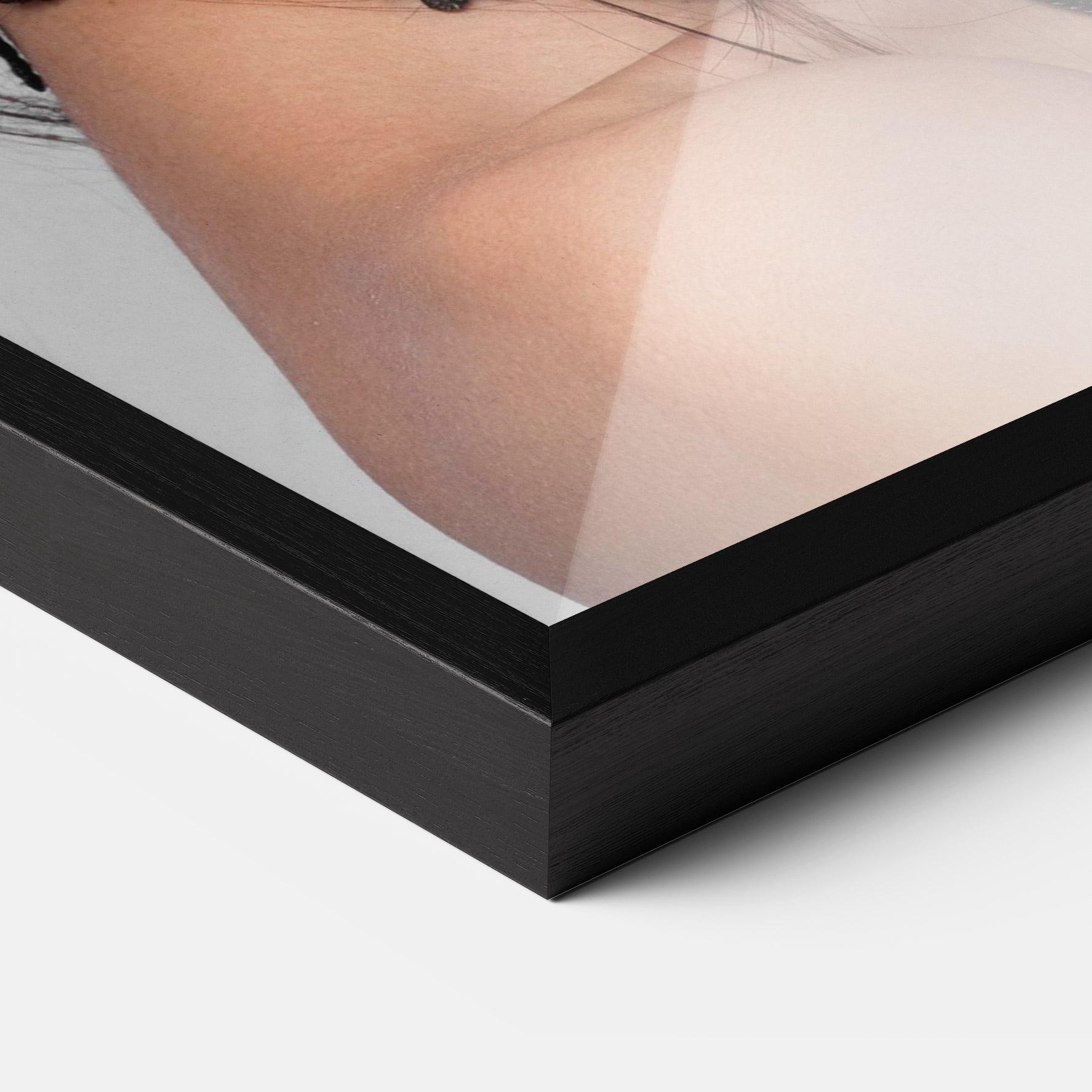 Poster Înrămat Pretty Brunette Makeup mockup 3