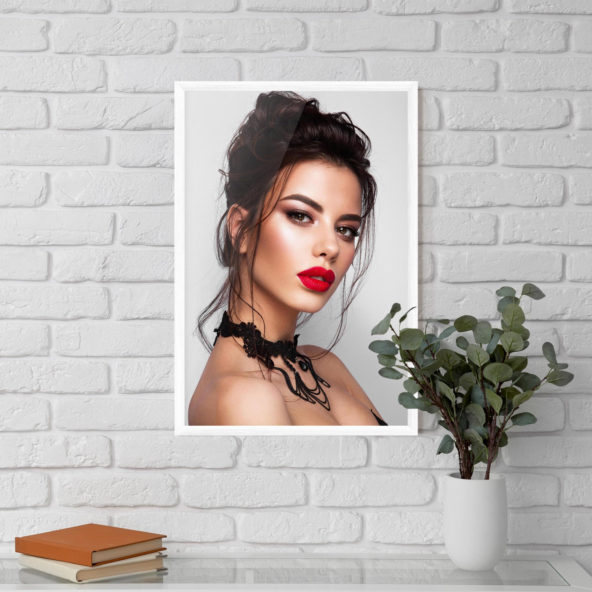 Poster Înrămat Pretty Brunette Makeup mockup 5