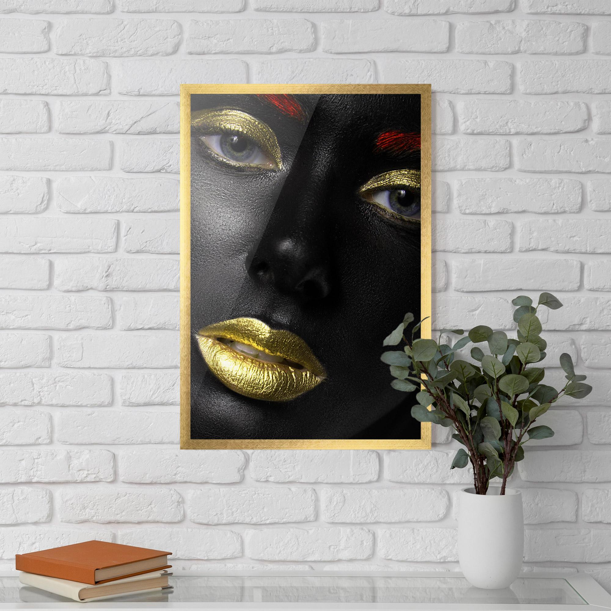Poster Înrămat Gold Make Up And Lips mockup 5