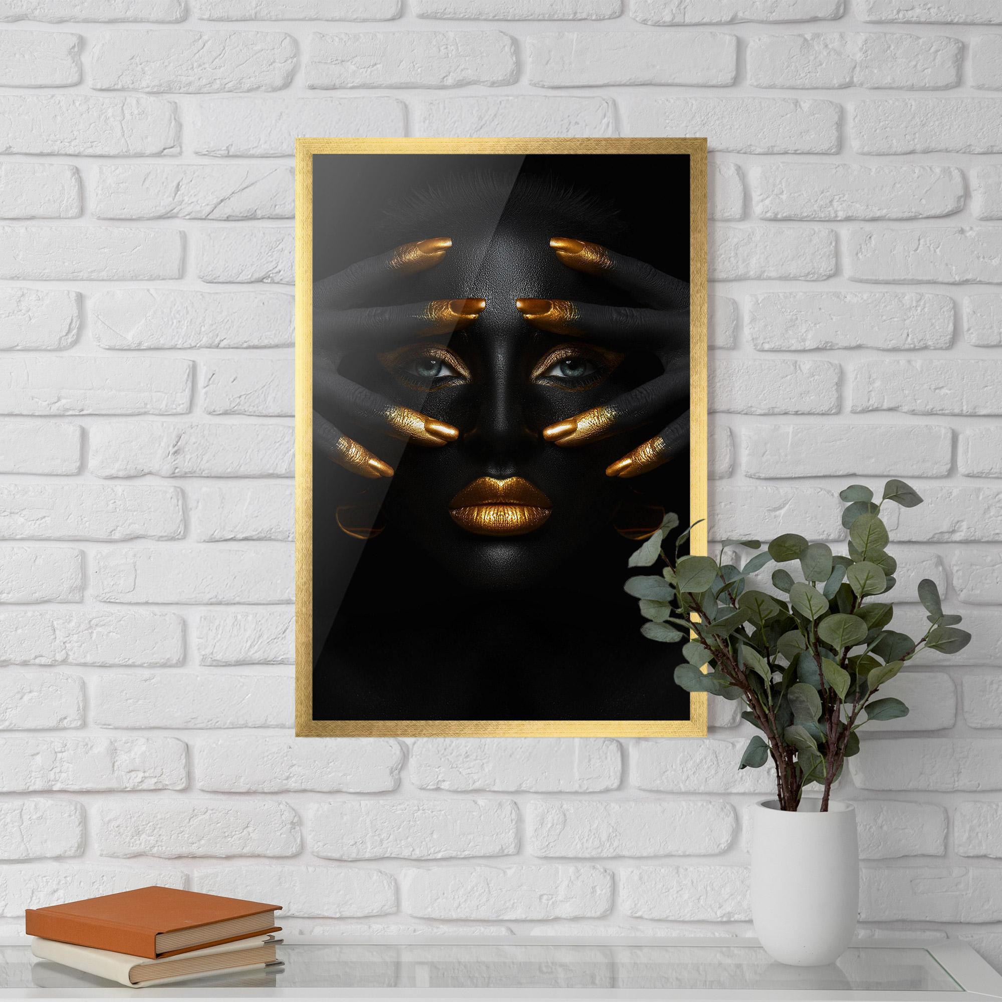 Poster Înrămat Gold Makeup Fingertips mockup 5