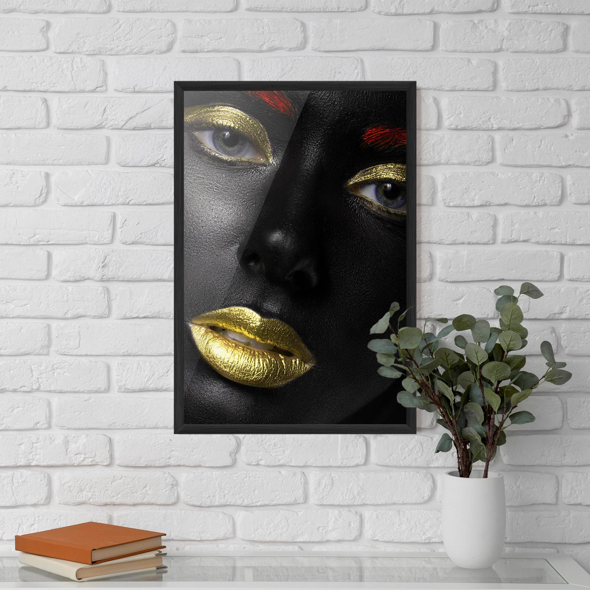 Poster Înrămat Gold Make Up And Lips mockup 5