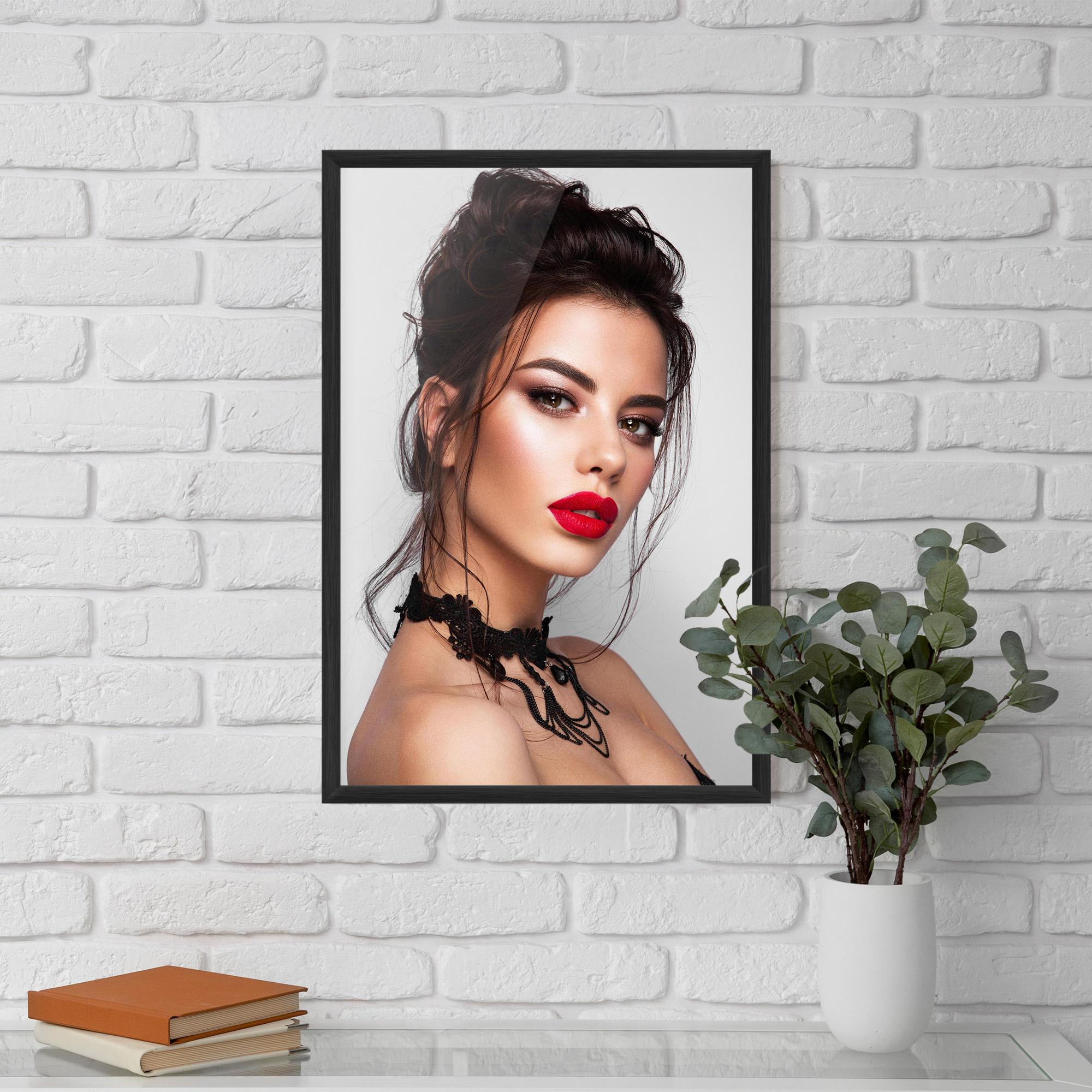 Poster Înrămat Pretty Brunette Makeup mockup 5