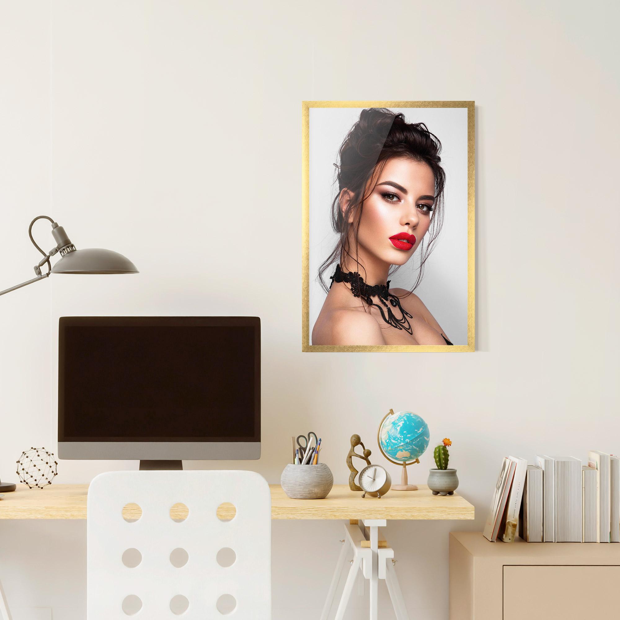 Poster Înrămat Pretty Brunette Makeup mockup 6