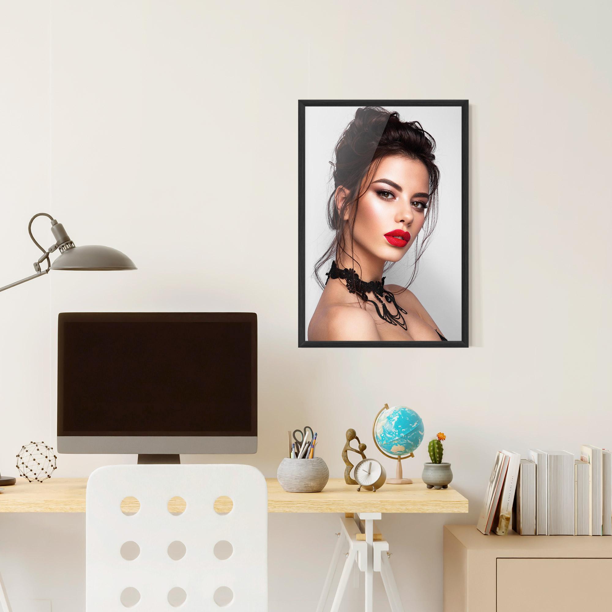 Poster Înrămat Pretty Brunette Makeup mockup 6
