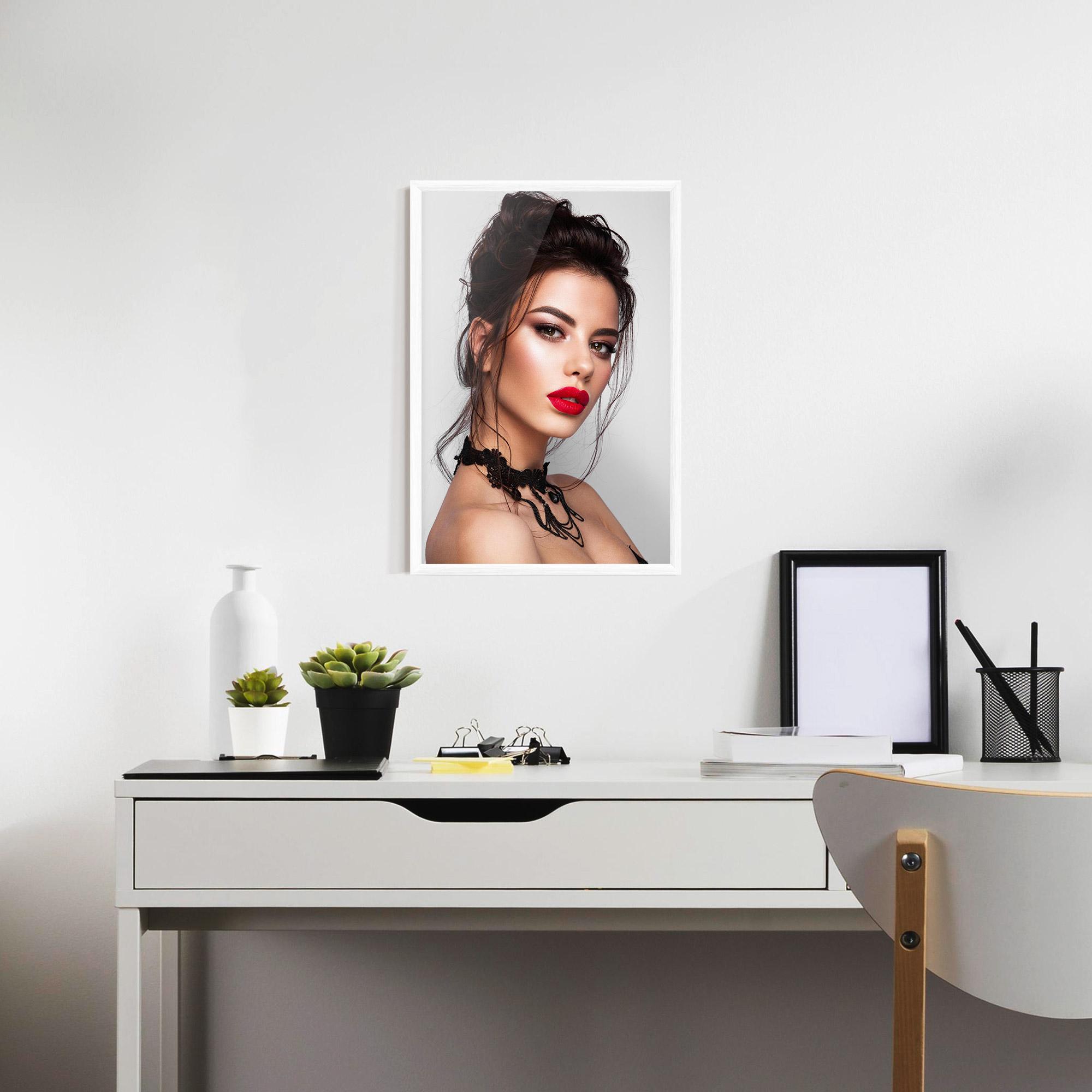 Poster Înrămat Pretty Brunette Makeup mockup 7