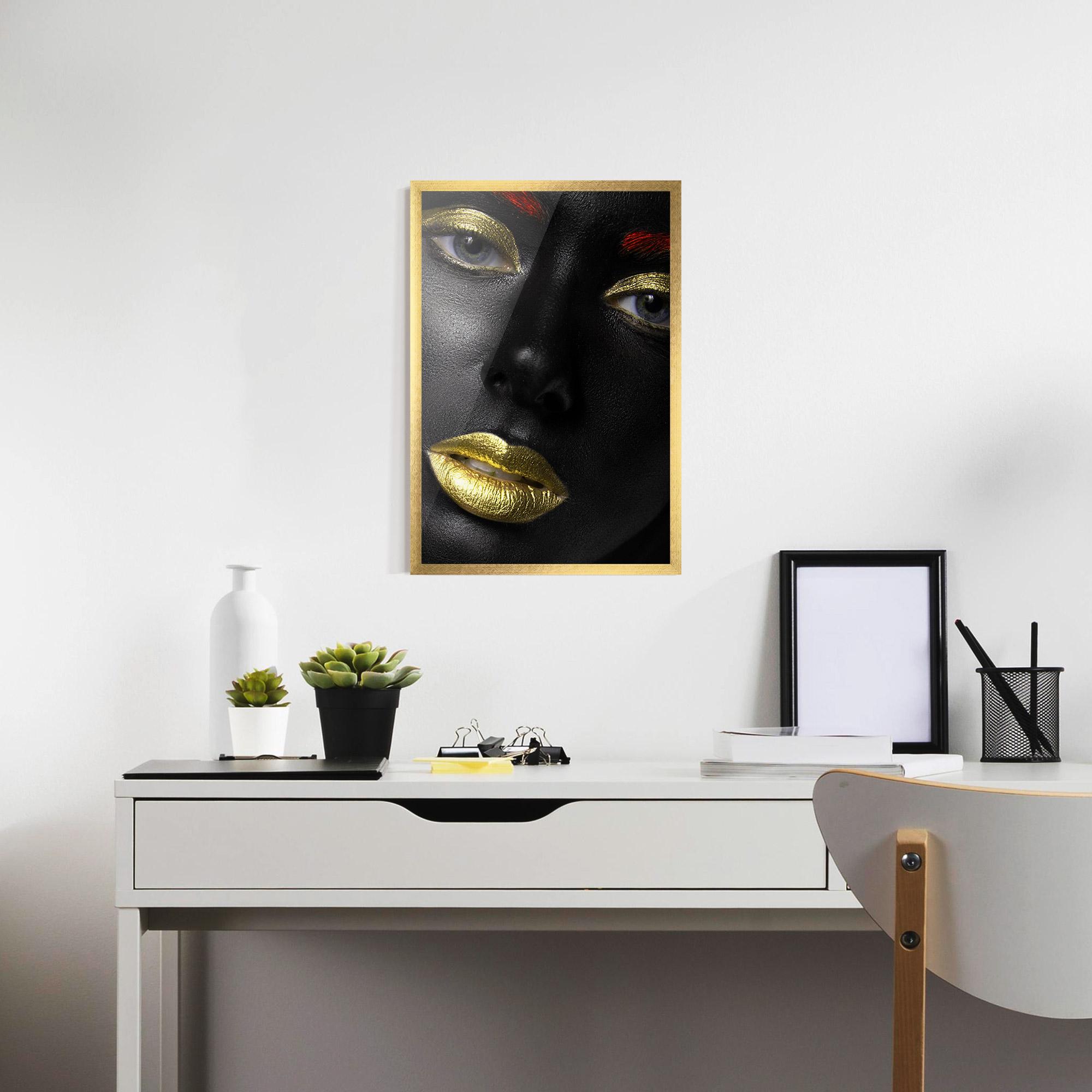 Poster Înrămat Gold Make Up And Lips mockup 7