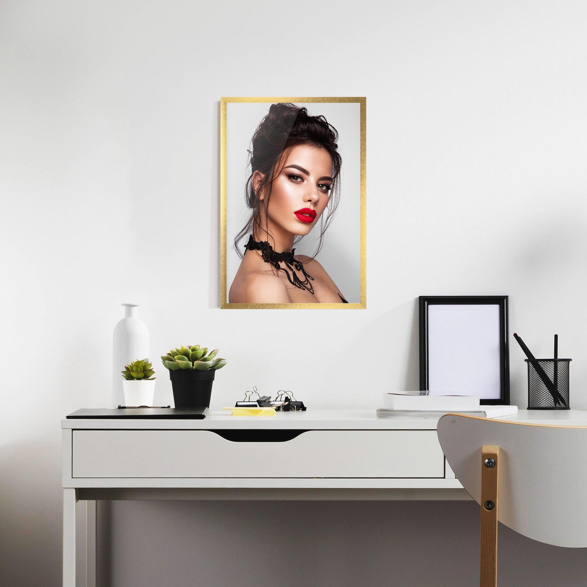 Poster Înrămat Pretty Brunette Makeup mockup 7