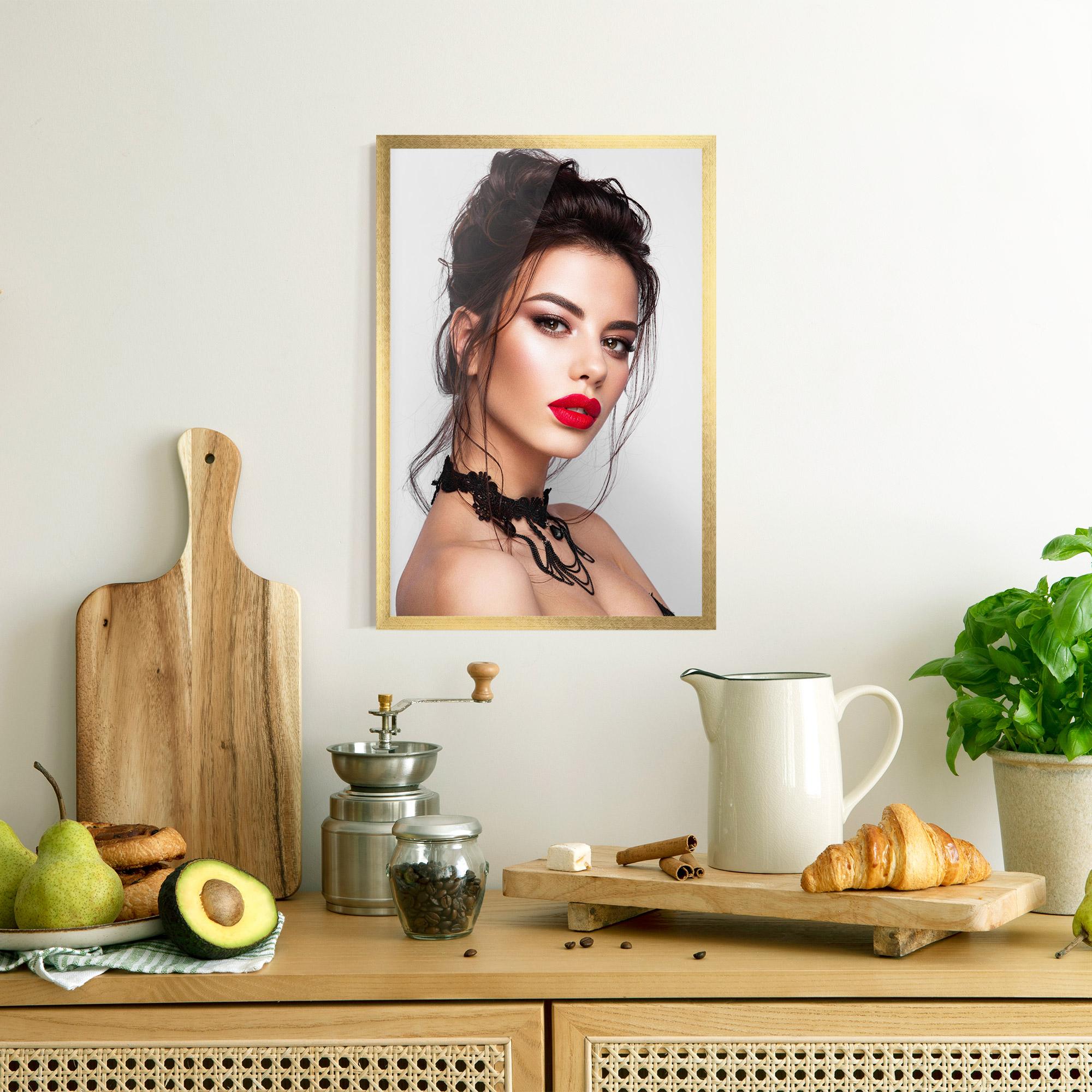 Poster Înrămat Pretty Brunette Makeup mockup 8