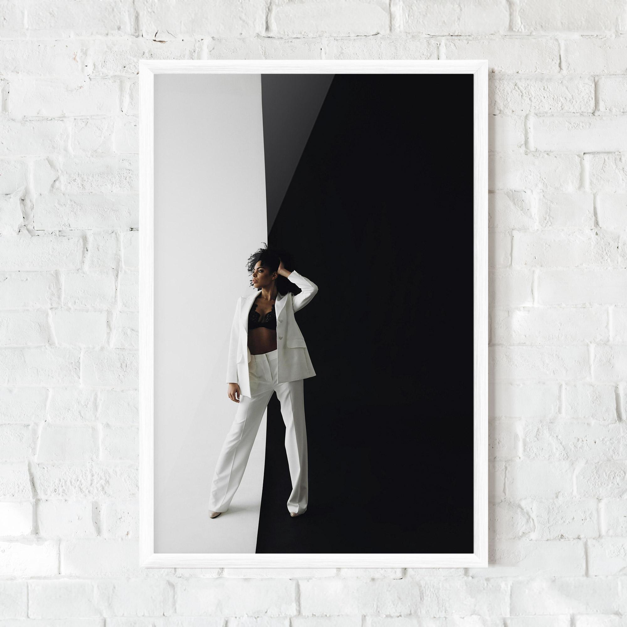 Poster Înrămat African Girl White Outfit mockup 0