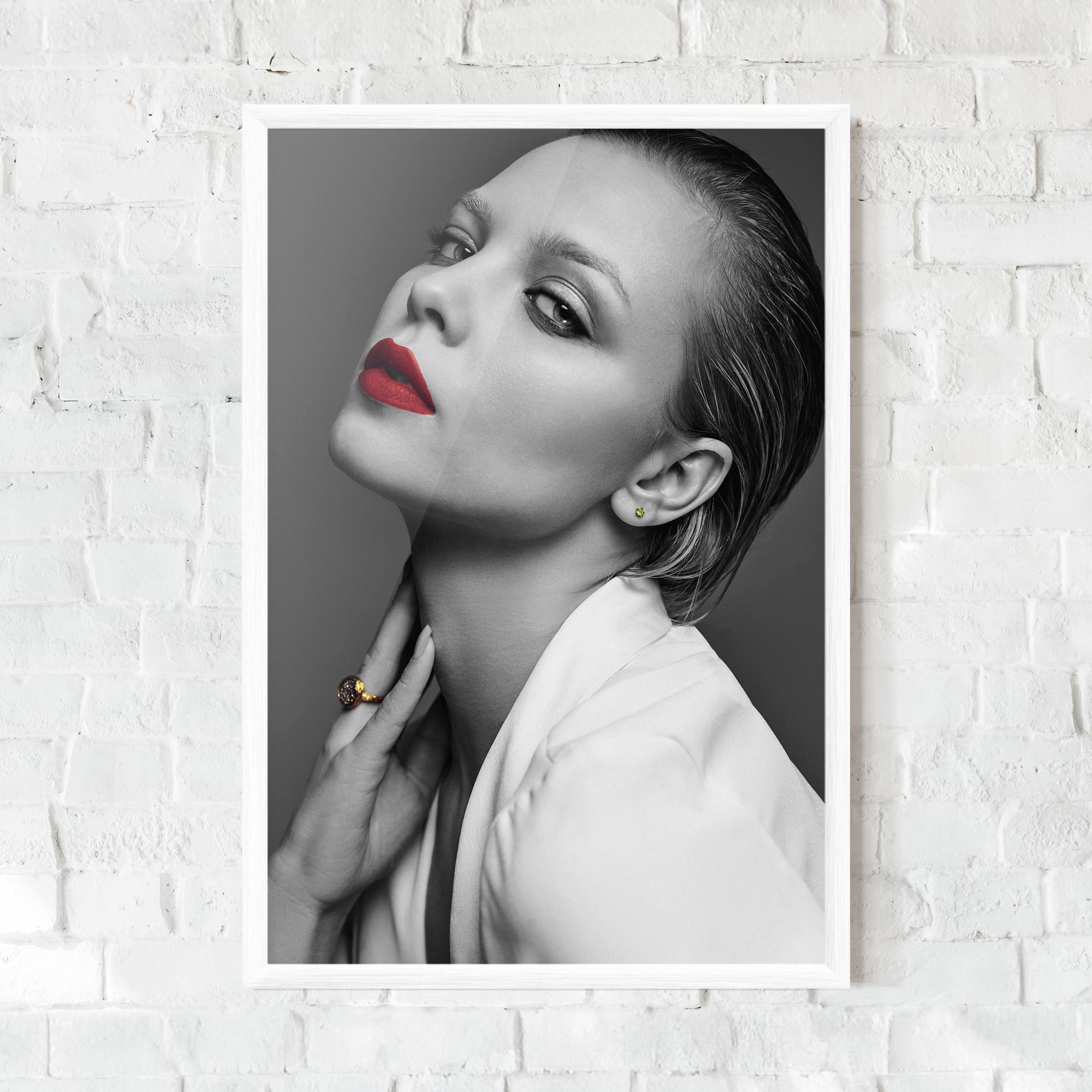 Poster Înrămat Red Lips White Jacket mockup 0