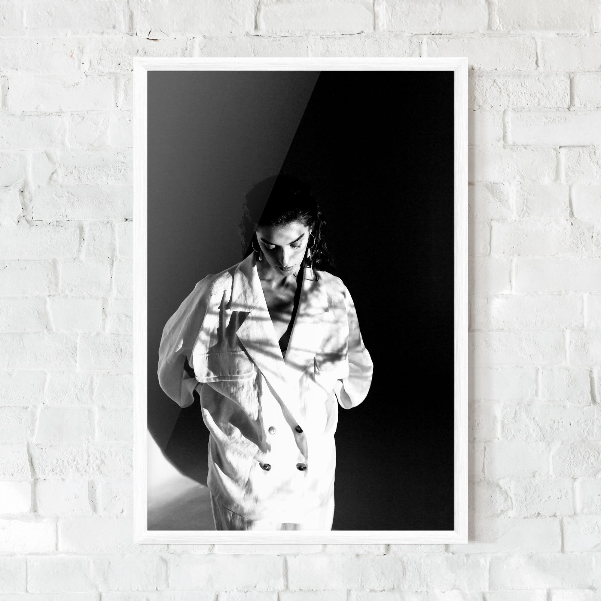 Poster Înrămat Woman Black Wall mockup 0