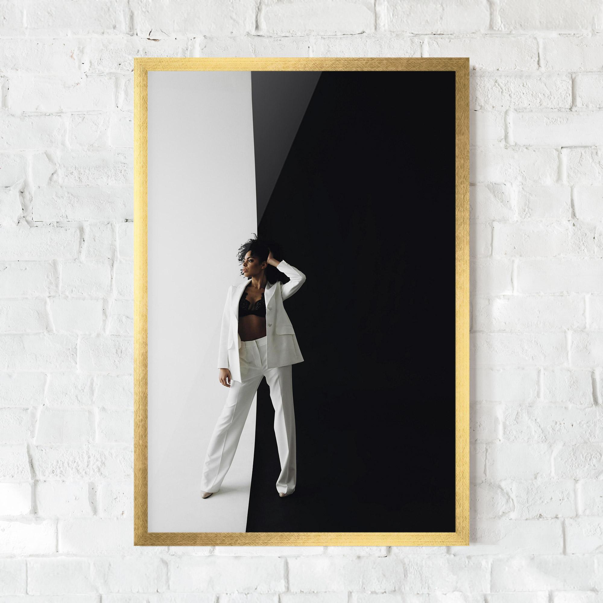 Poster Înrămat African Girl White Outfit mockup 0