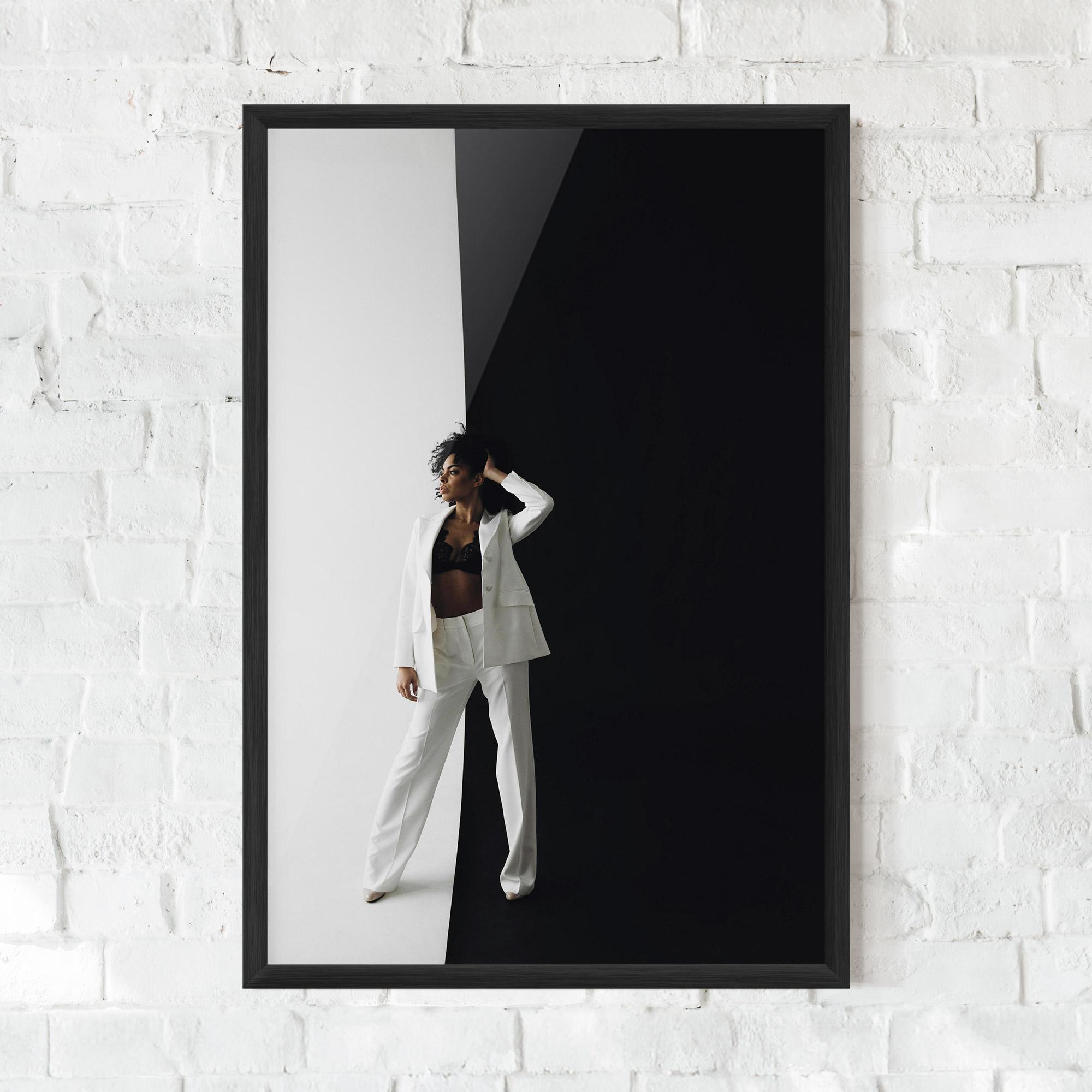 Poster Înrămat African Girl White Outfit mockup 0