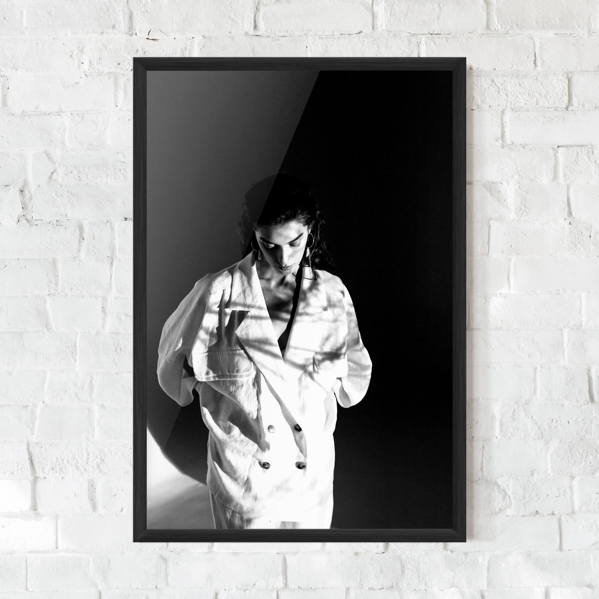 Poster Înrămat Woman Black Wall mockup 0