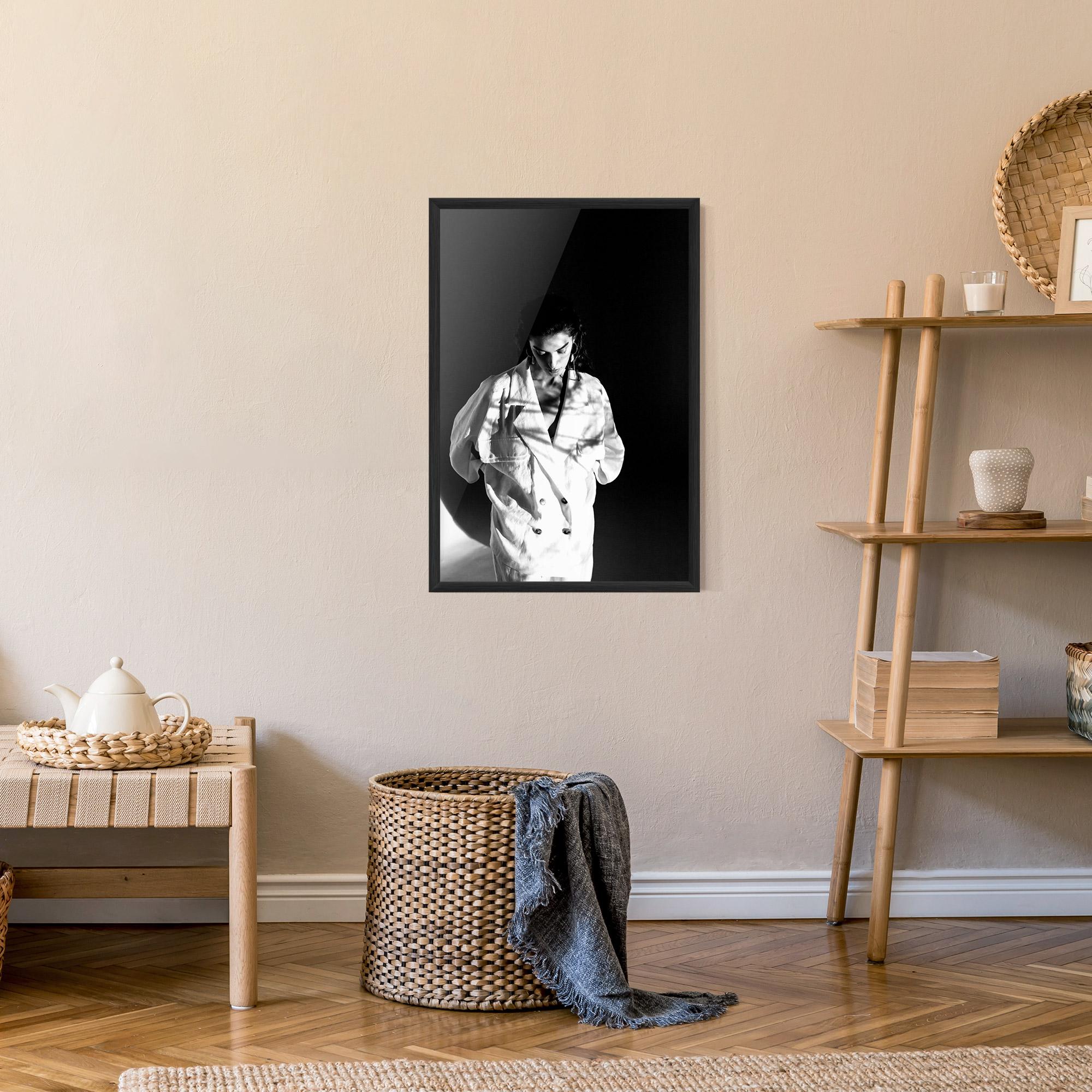 Poster Înrămat Woman Black Wall mockup 9
