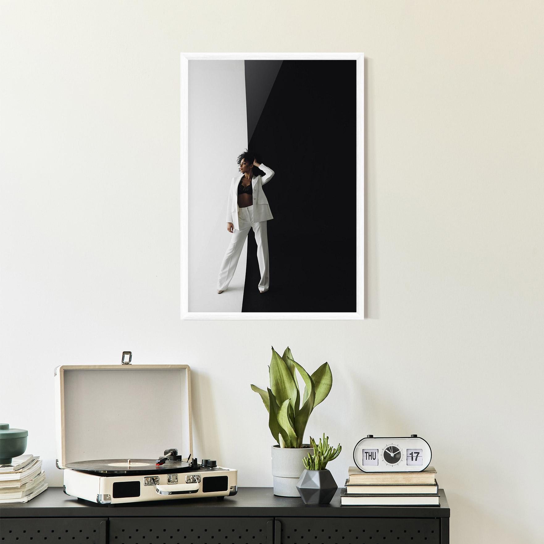 Poster Înrămat African Girl White Outfit mockup 2