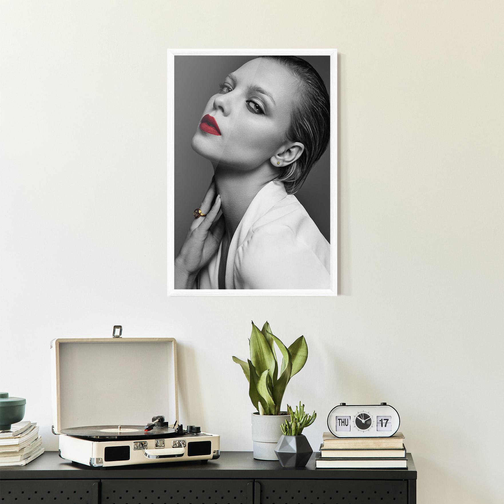Poster Înrămat Red Lips White Jacket mockup 2
