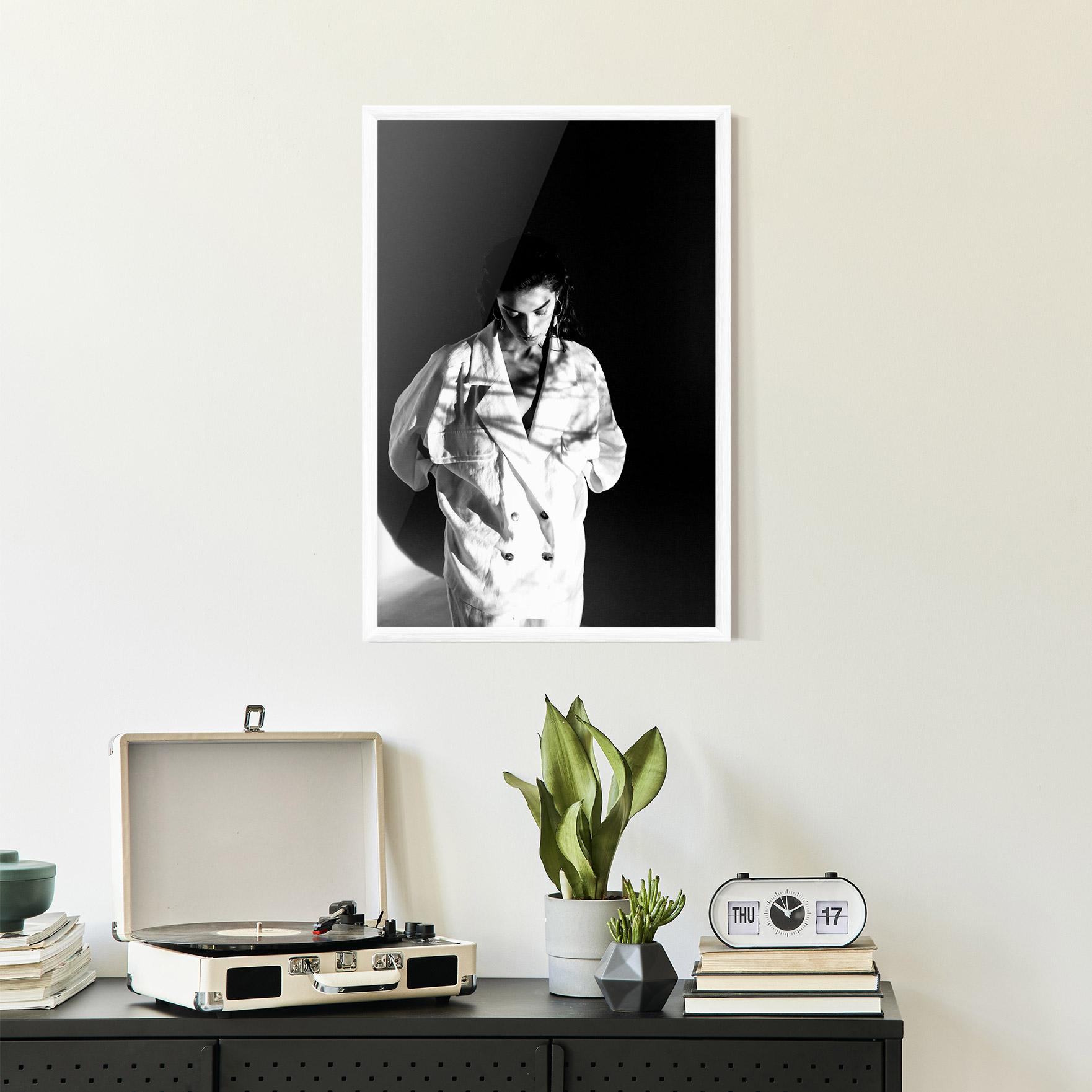 Poster Înrămat Woman Black Wall mockup 2