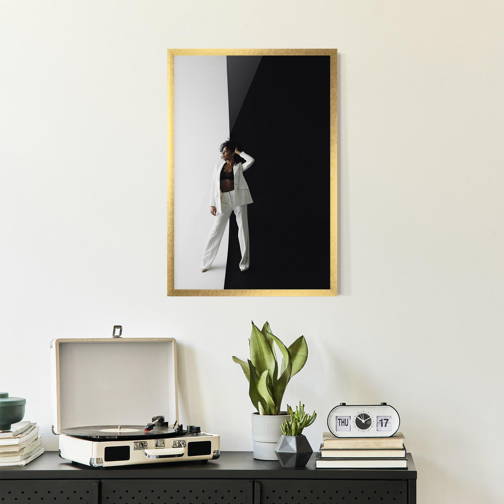 Poster Înrămat African Girl White Outfit mockup 2