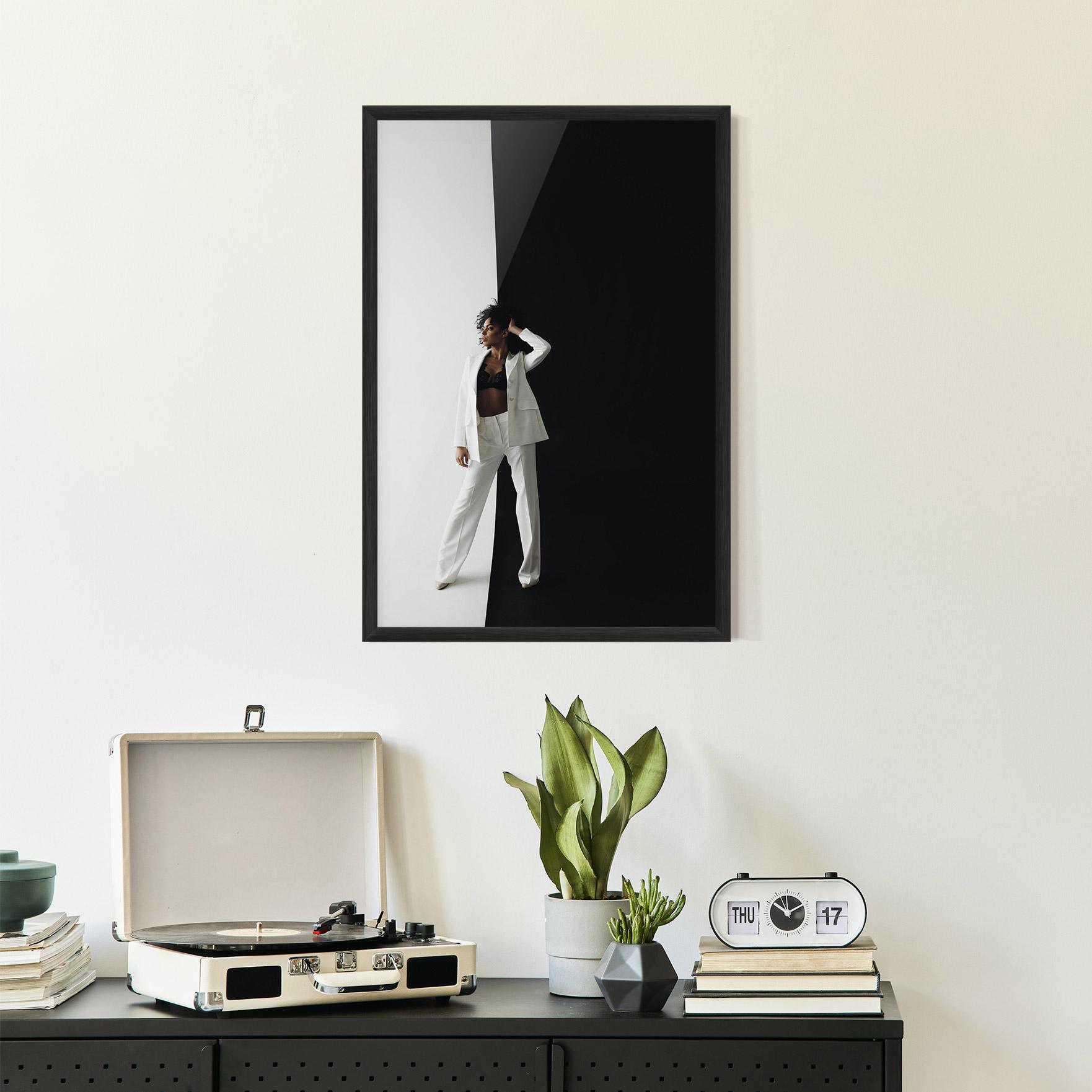 Poster Înrămat African Girl White Outfit mockup 2