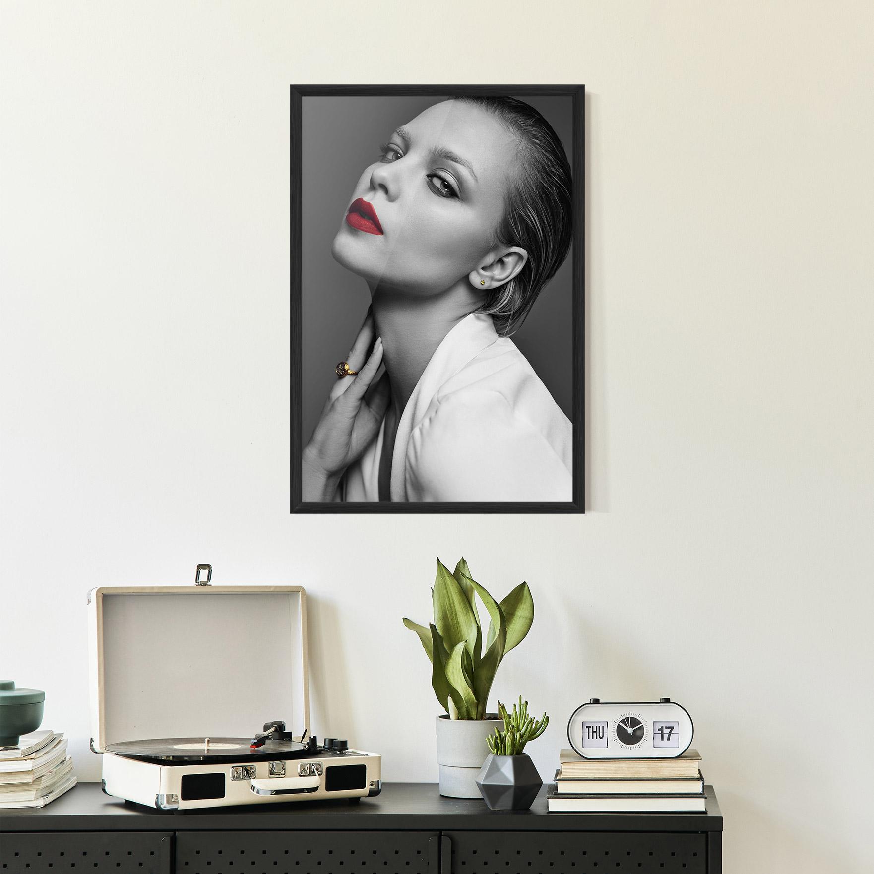 Poster Înrămat Red Lips White Jacket mockup 2