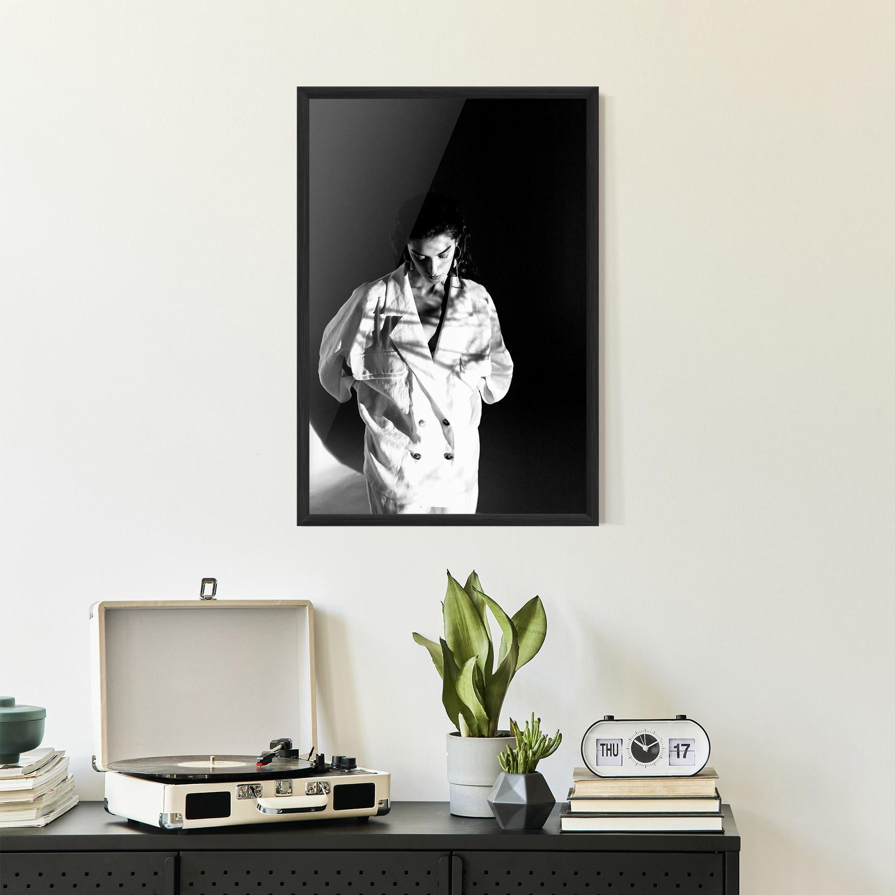 Poster Înrămat Woman Black Wall mockup 2