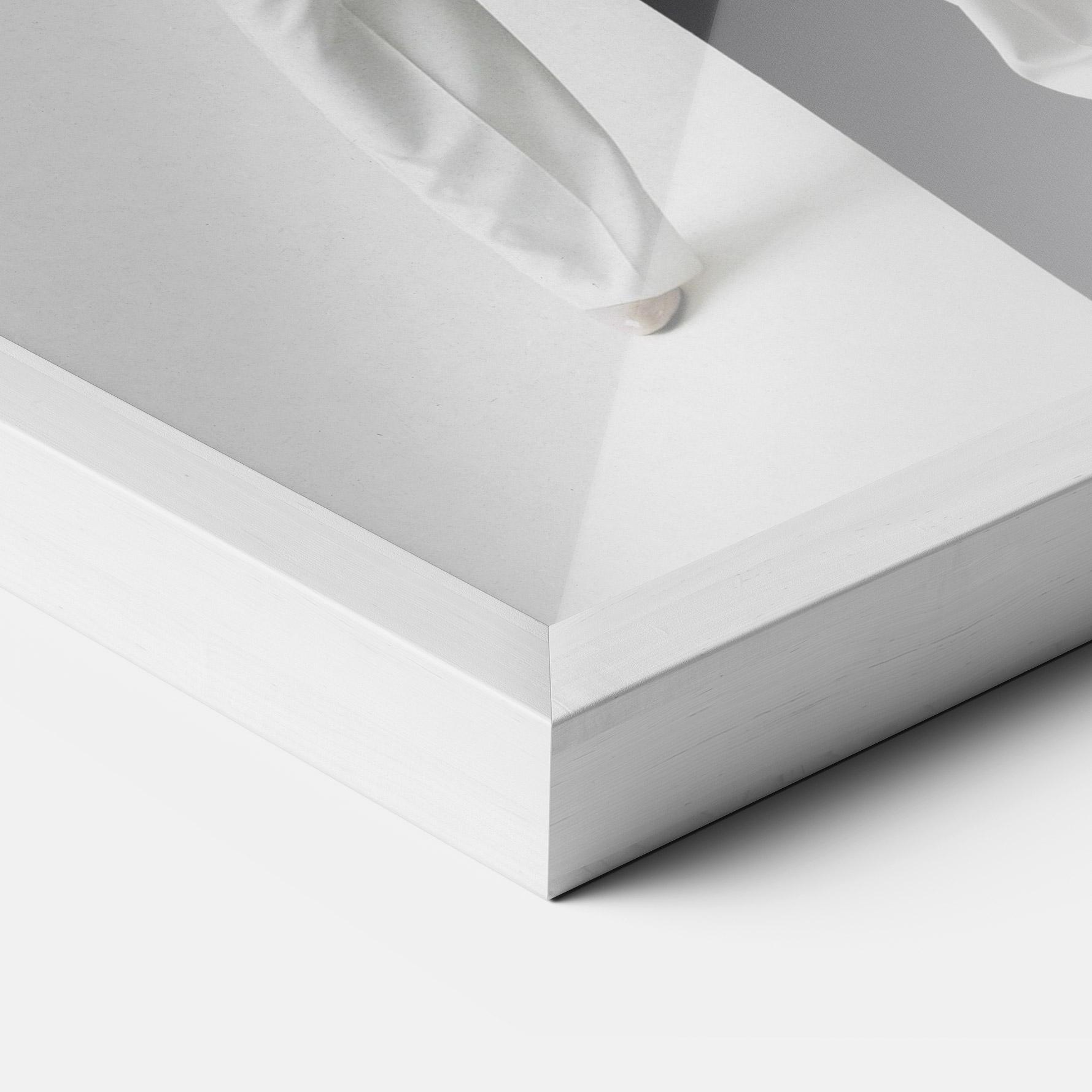 Poster Înrămat African Girl White Outfit mockup 3