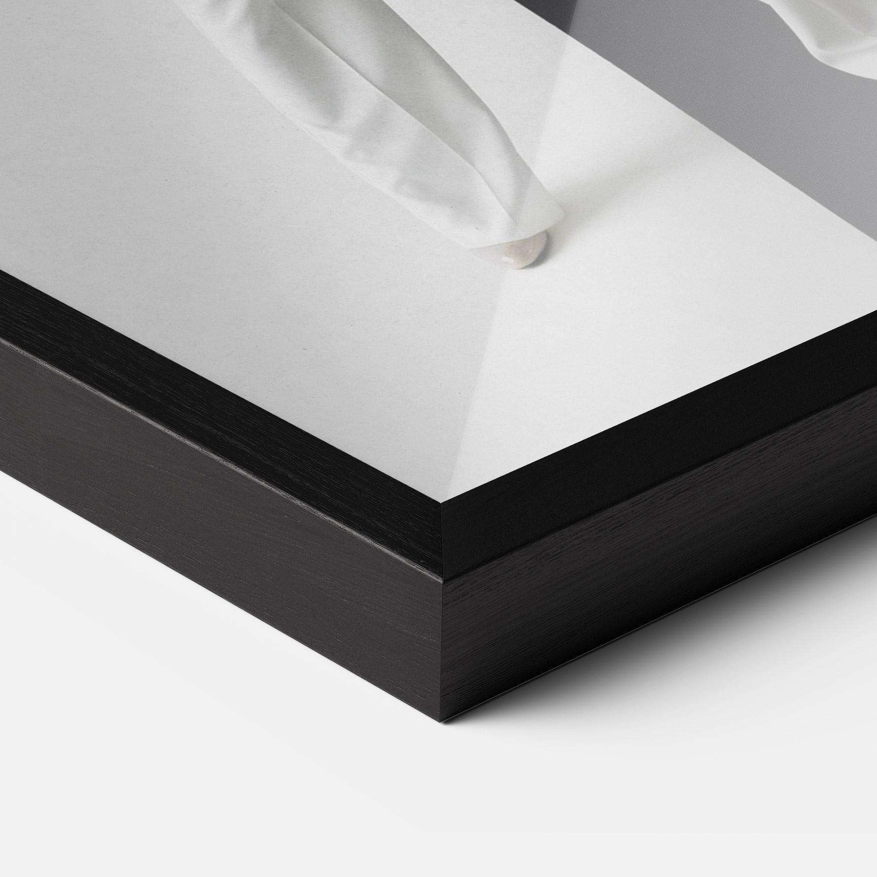 Poster Înrămat African Girl White Outfit mockup 3