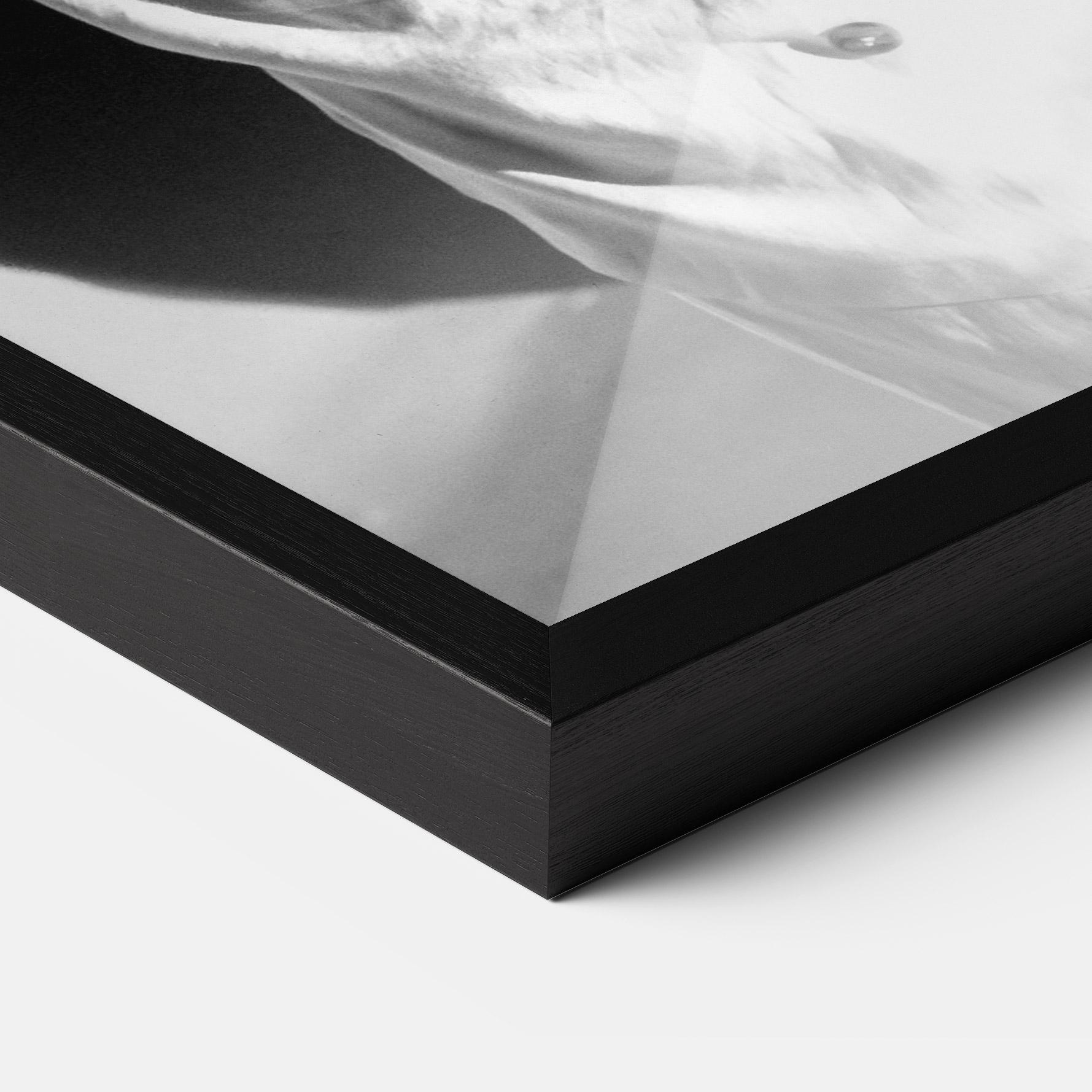 Poster Înrămat Woman Black Wall mockup 3