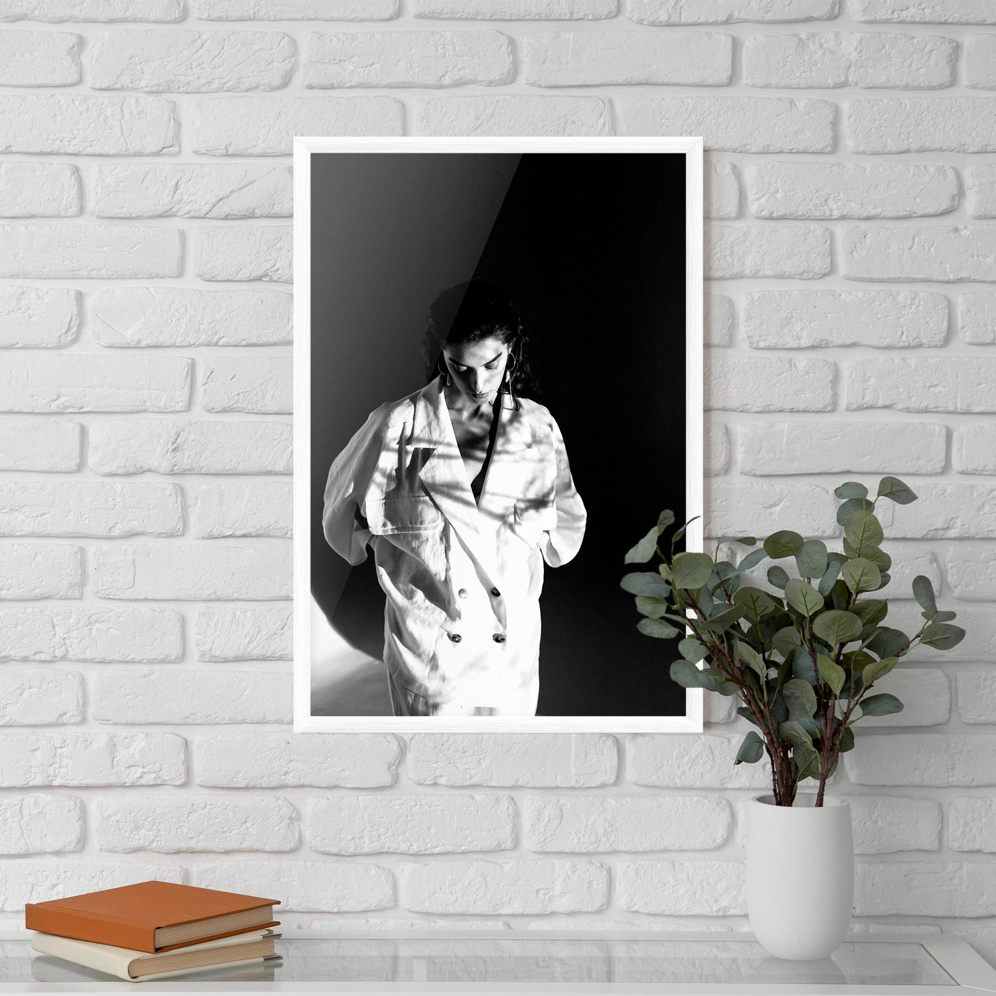 Poster Înrămat Woman Black Wall mockup 5