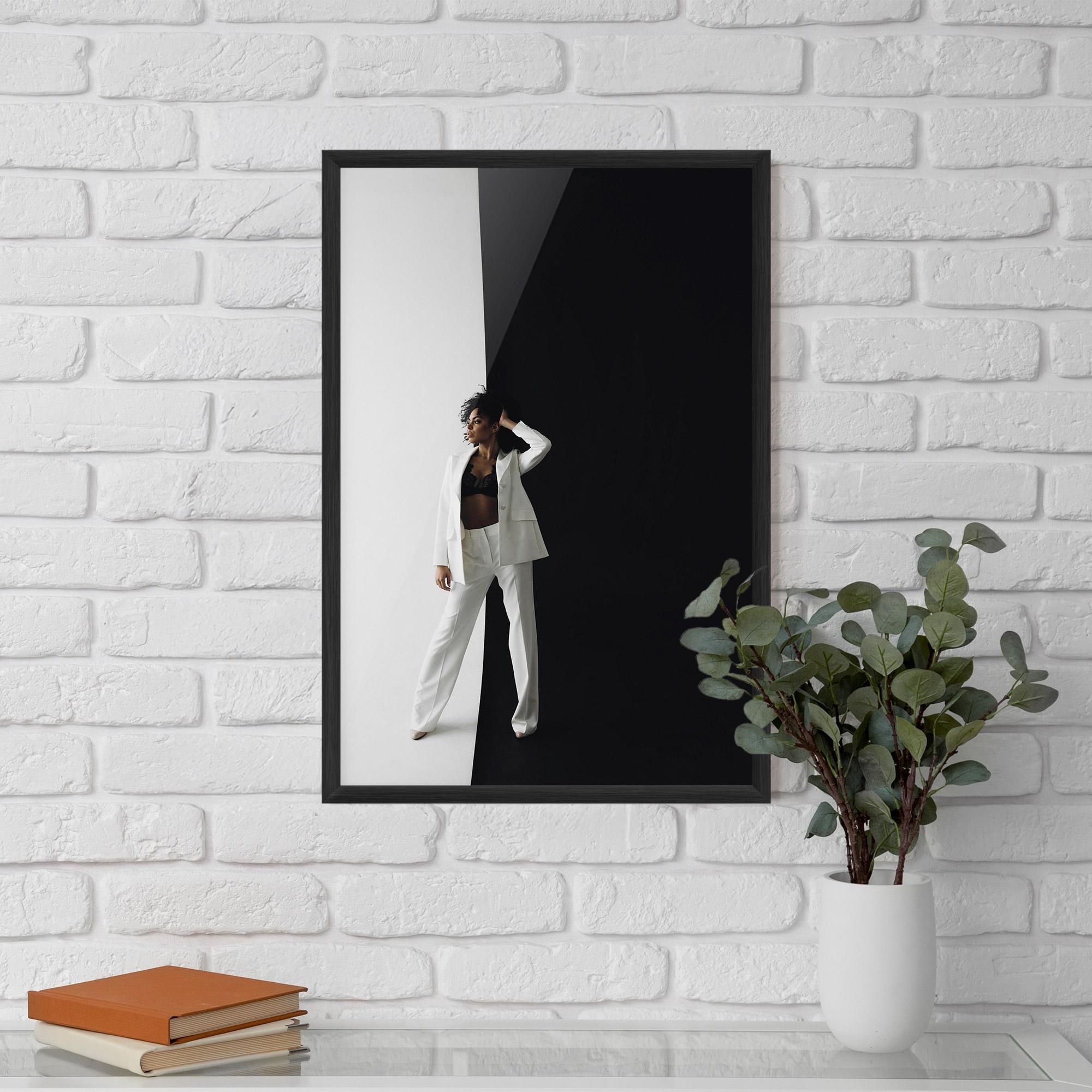 Poster Înrămat African Girl White Outfit mockup 5