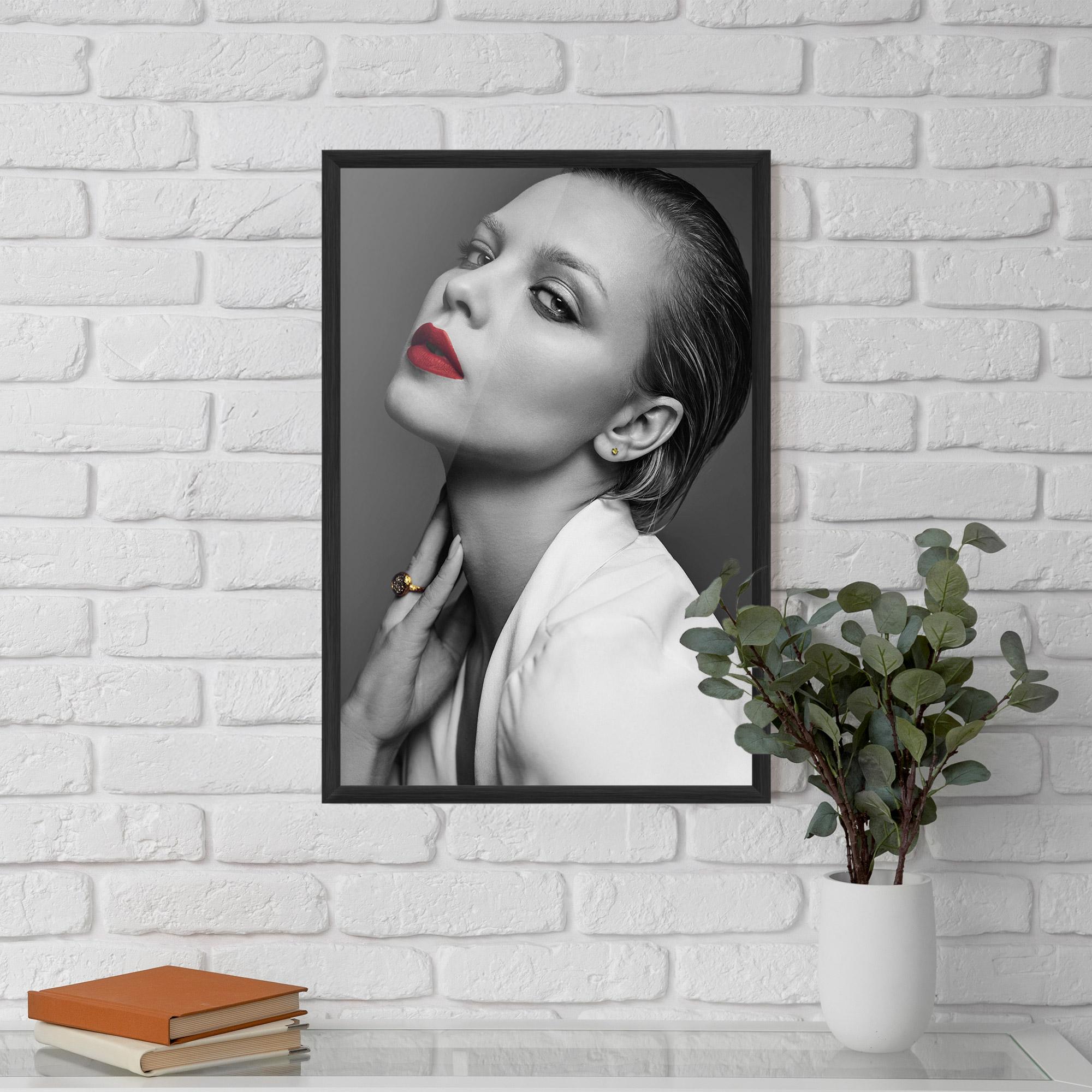 Poster Înrămat Red Lips White Jacket mockup 5