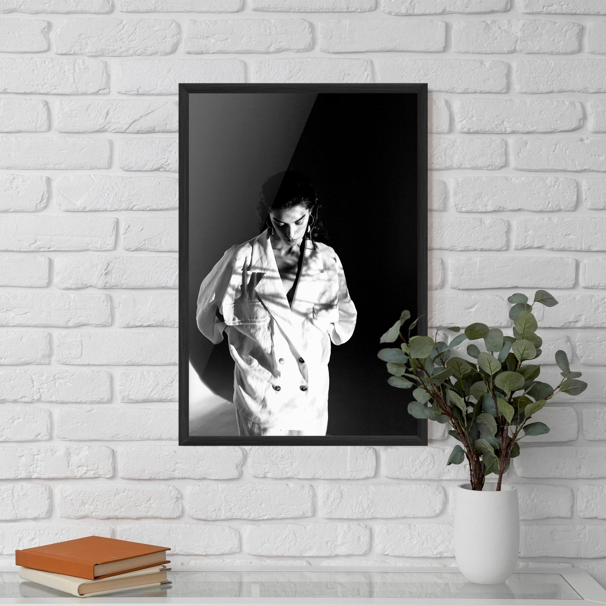 Poster Înrămat Woman Black Wall mockup 5