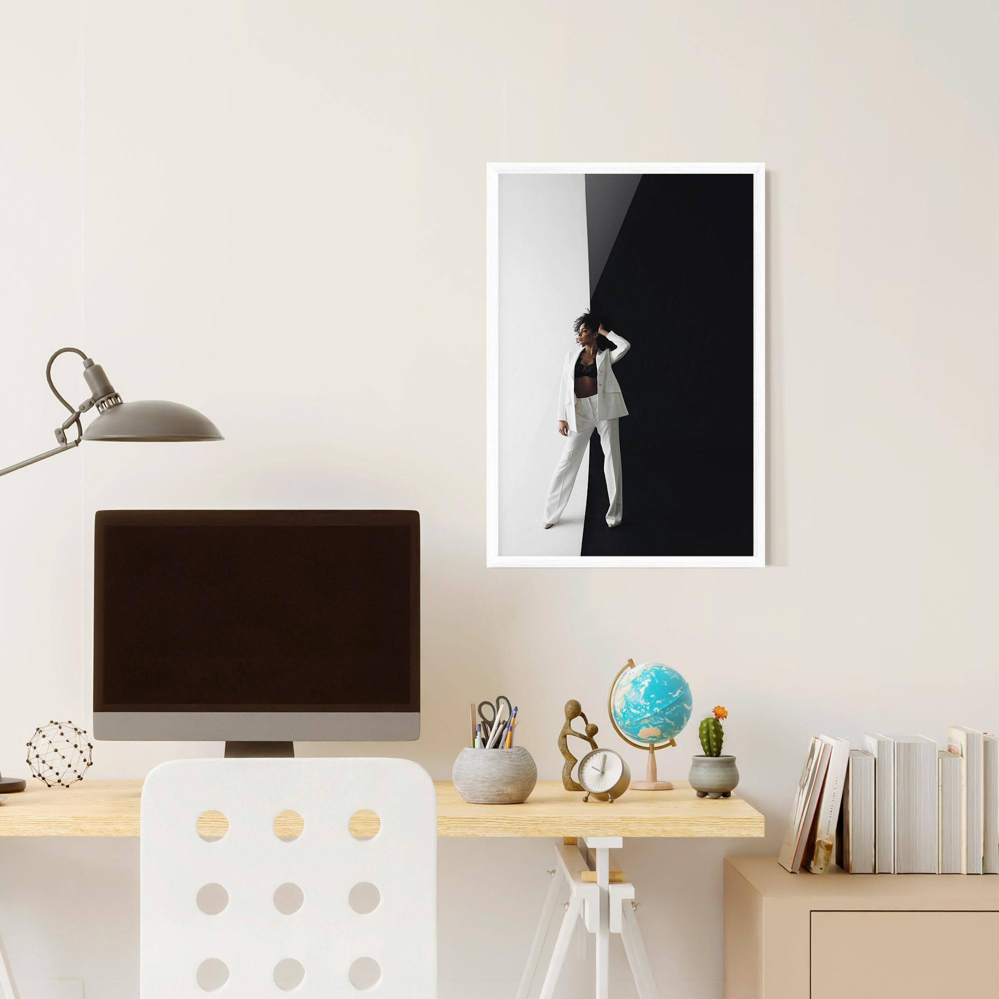 Poster Înrămat African Girl White Outfit mockup 6