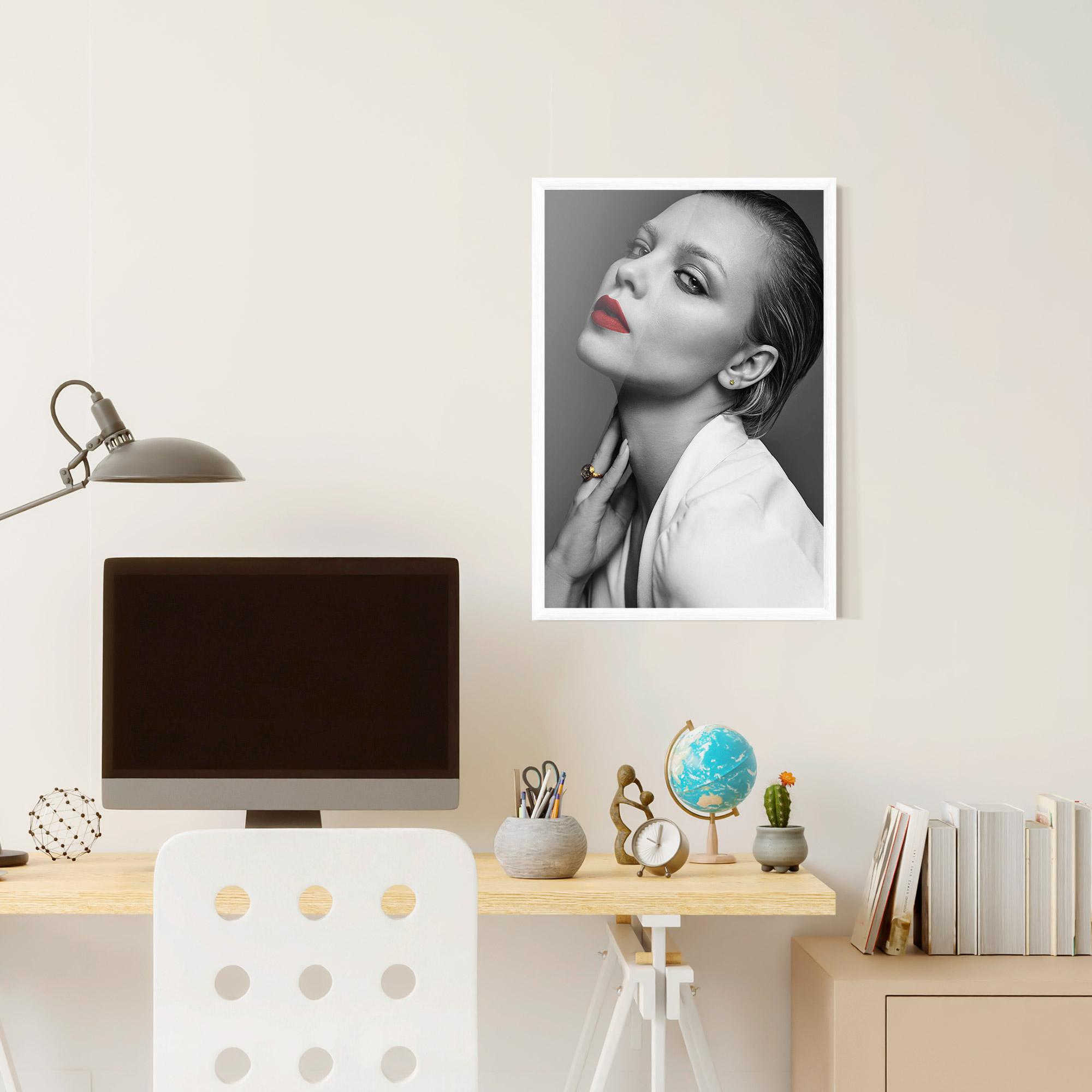 Poster Înrămat Red Lips White Jacket mockup 6