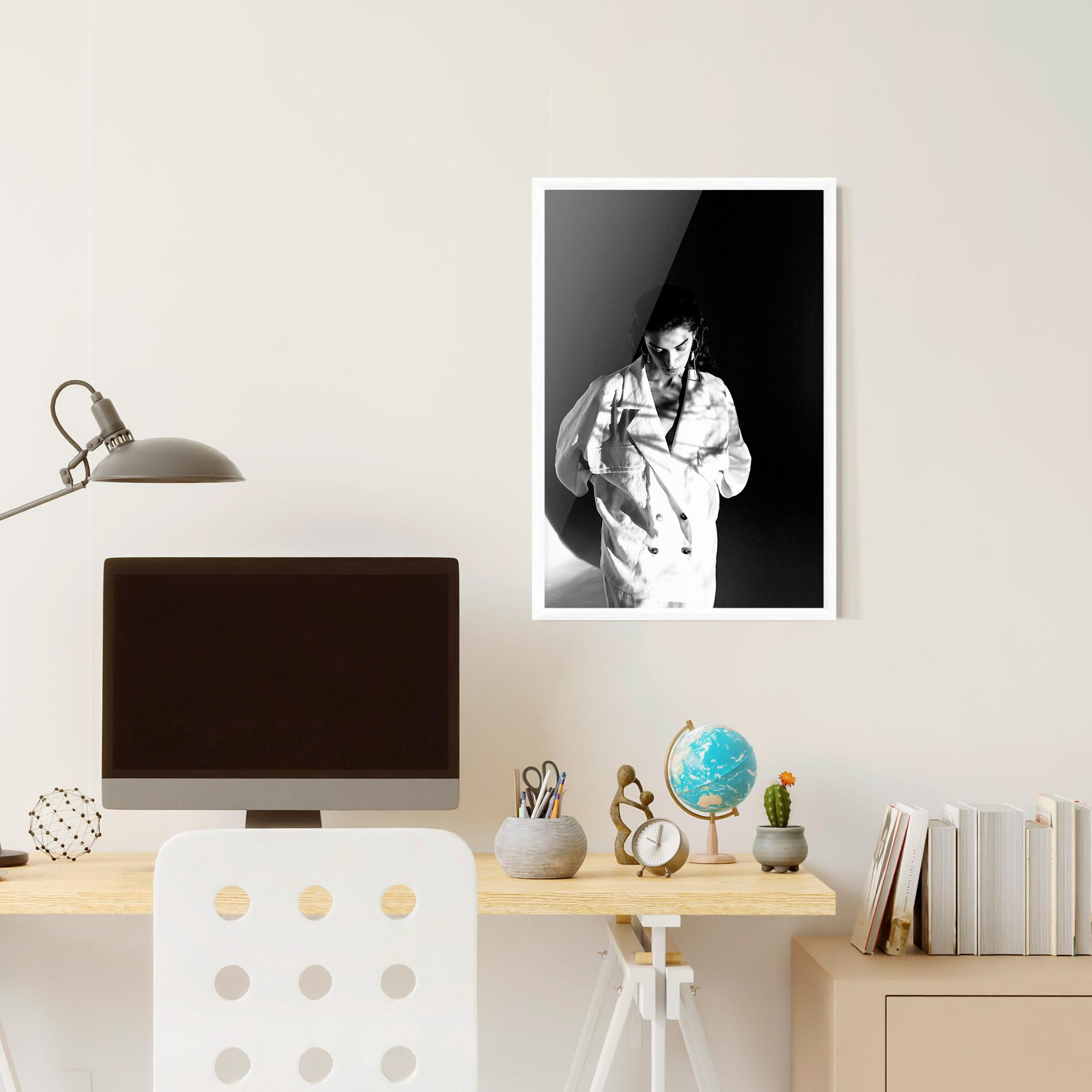 Poster Înrămat Woman Black Wall mockup 6