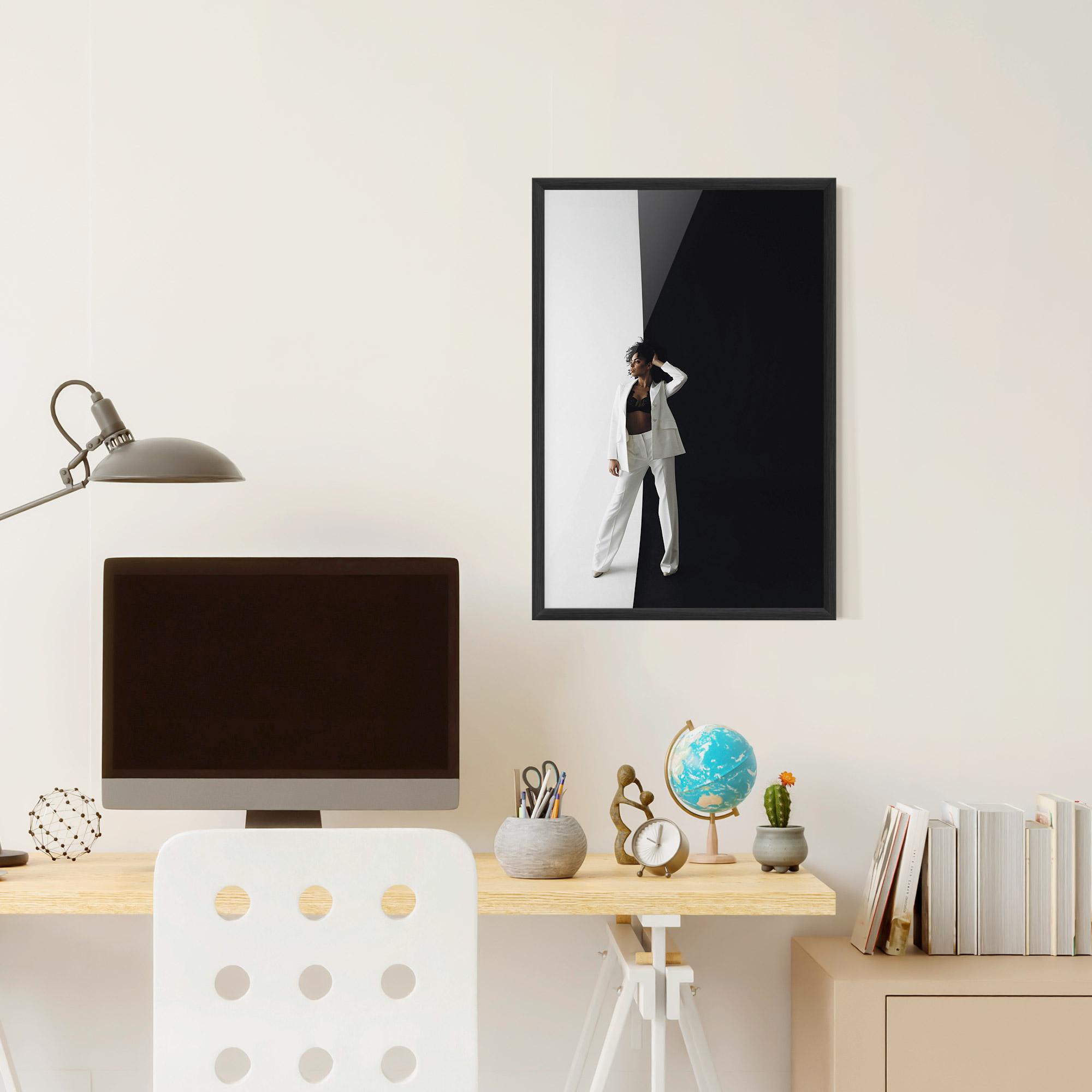 Poster Înrămat African Girl White Outfit mockup 6