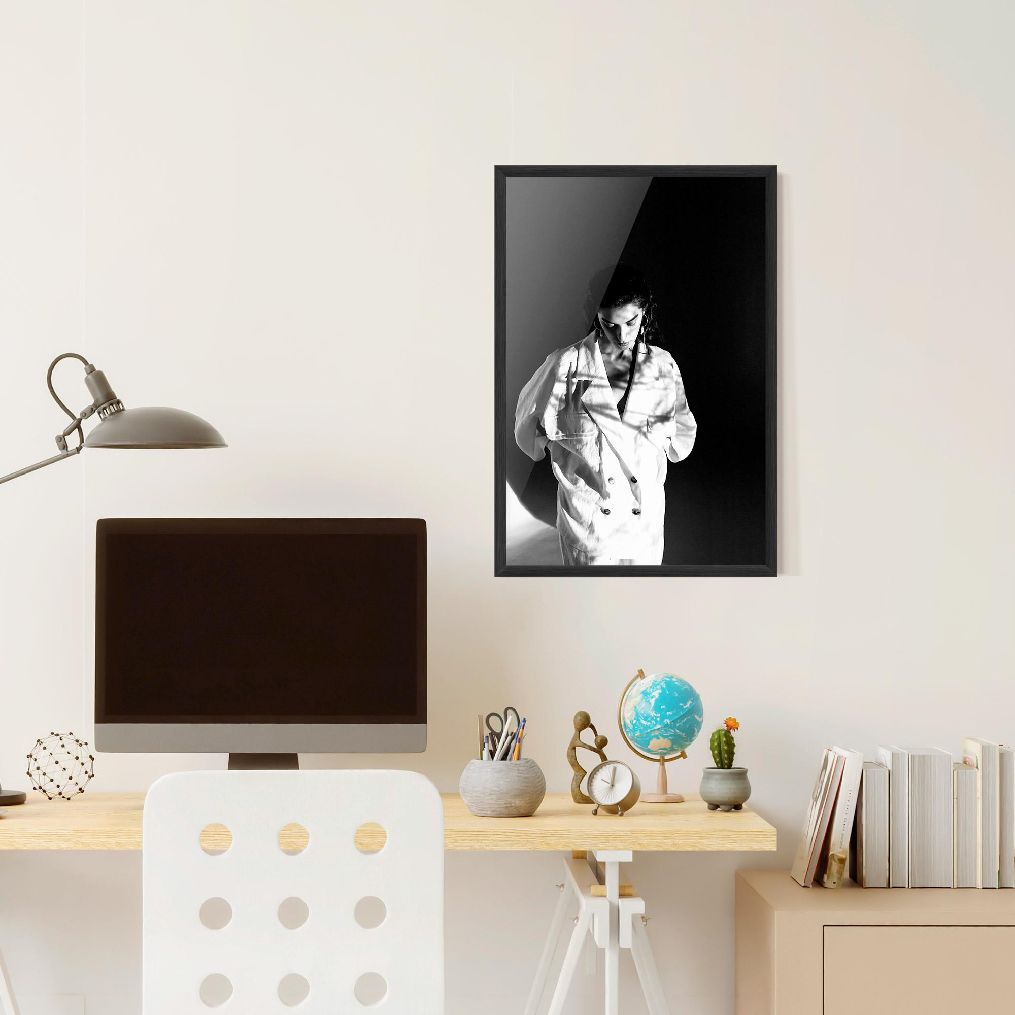 Poster Înrămat Woman Black Wall mockup 6